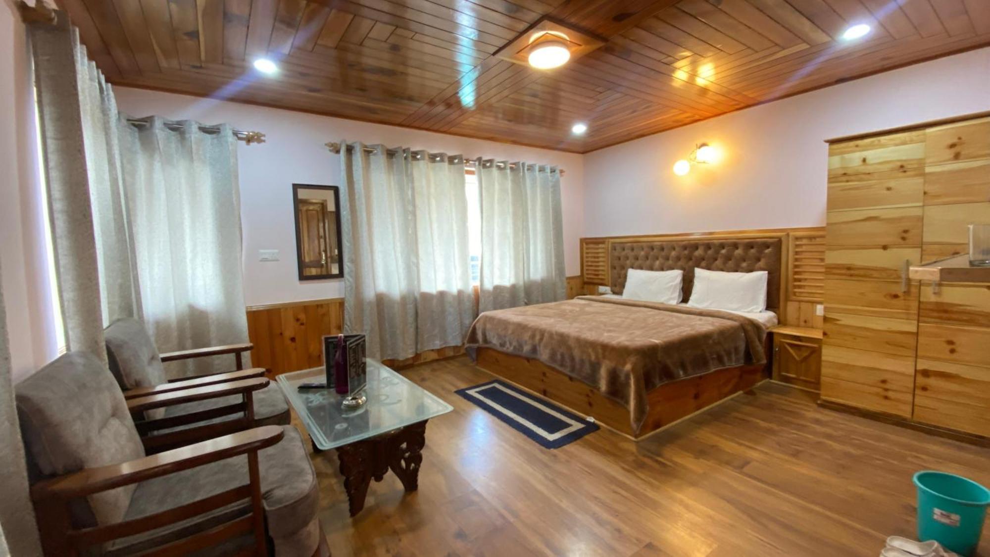 Aviyato Trimurti * Manali (Himachal Pradesh)
