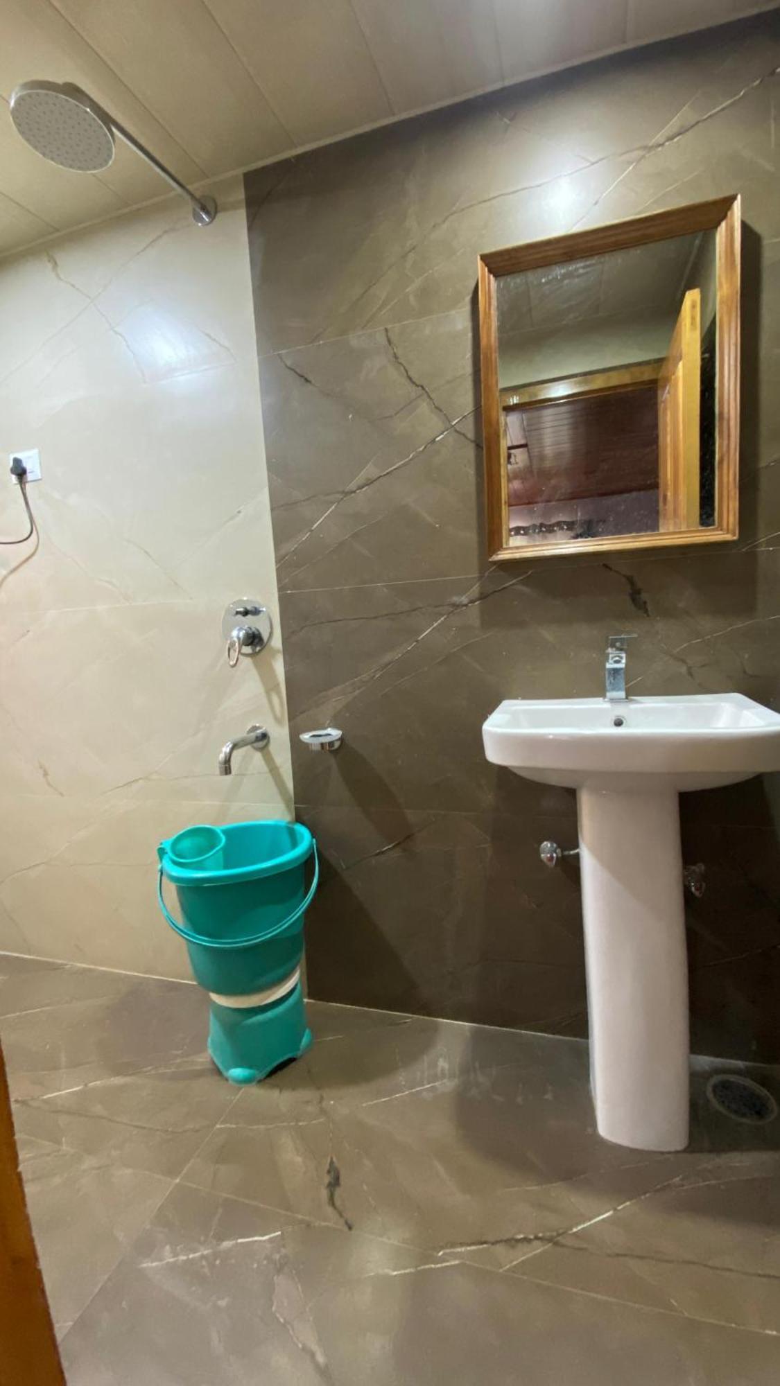 Aviyato Trimurti Guest house *