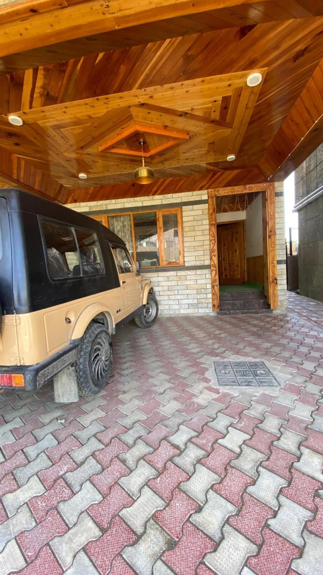 Aviyato Trimurti * Manali (Himachal Pradesh)