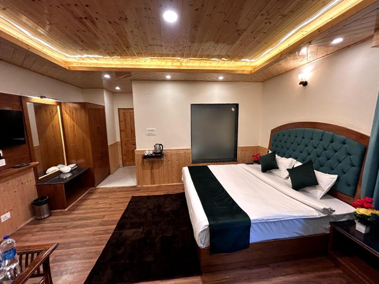 Hidden Heaven Old Near Nature Park Jogni Waterfall View Rohtang Pass Mountain View Resort Manali (Himachal Pradesh)