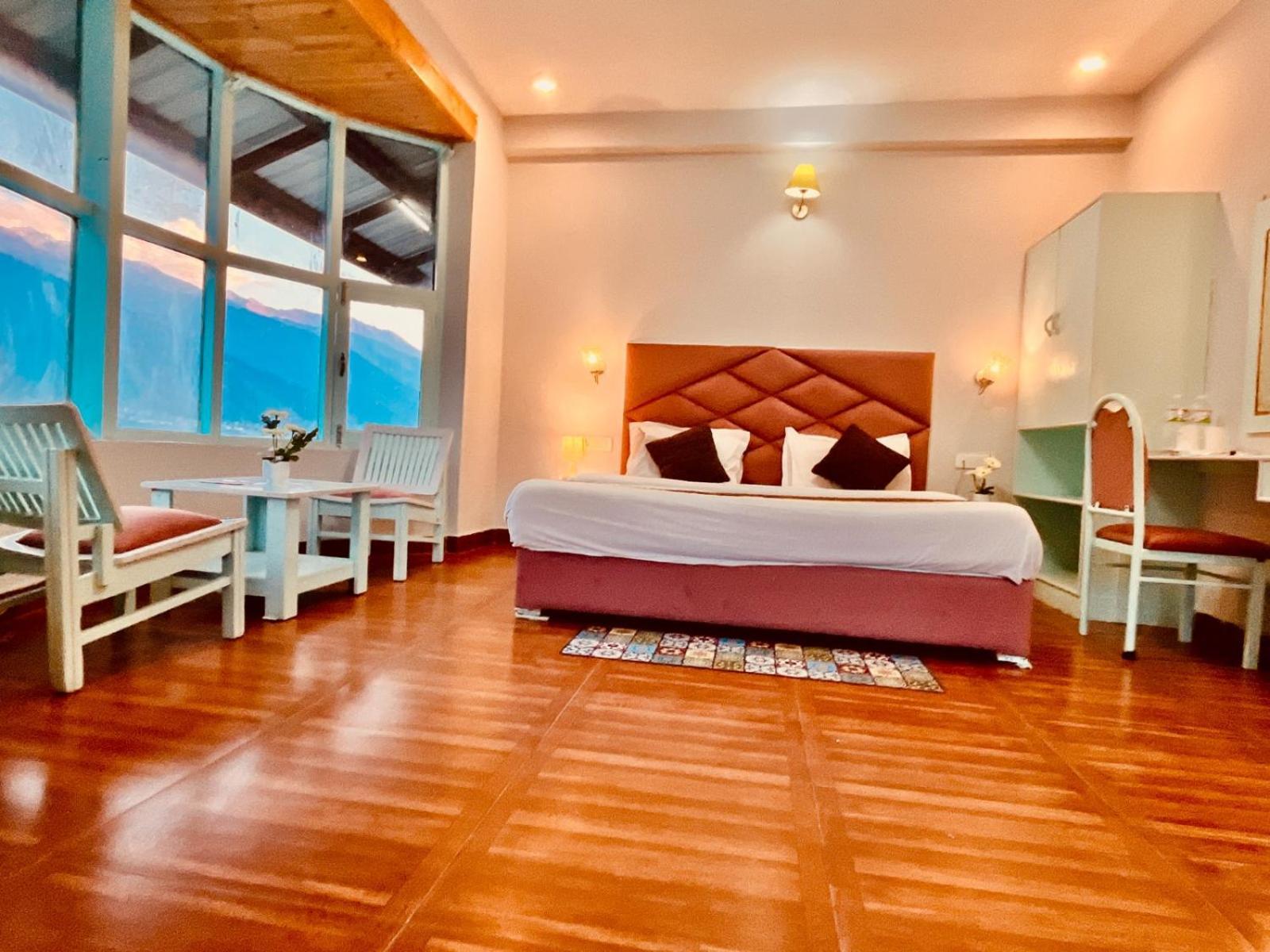 New Hadimba Palace - Mountain View With Premium Near Mall Road , Hotel