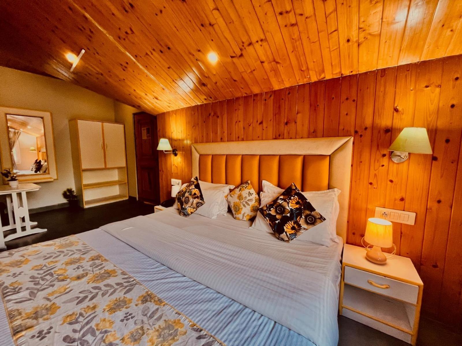 Hotel New Hadimba Palace - Mountain View With Premium Near Mall Road ,