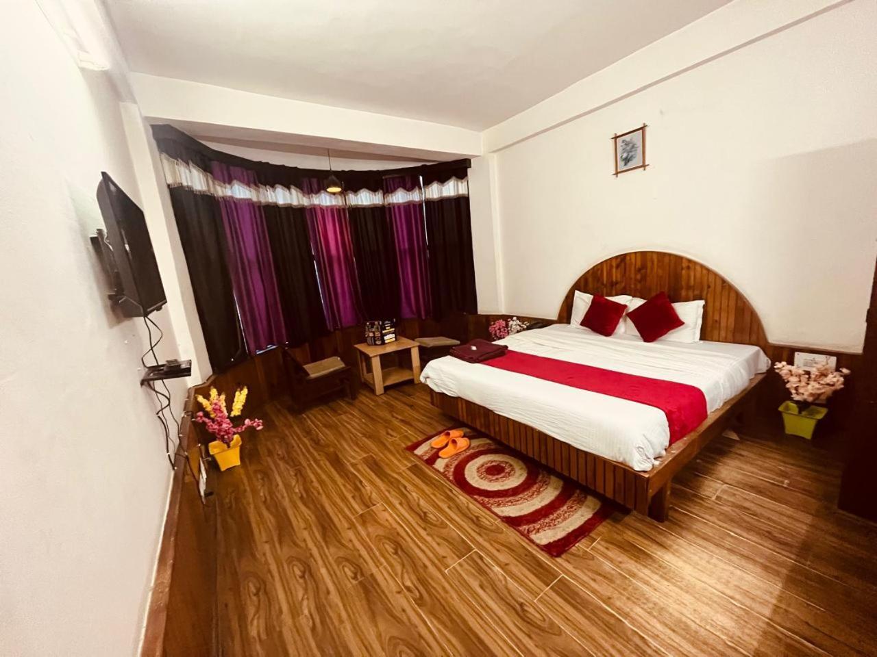 Hotel New Hadimba Palace - Mountain View With Premium Near Mall Road , 3*