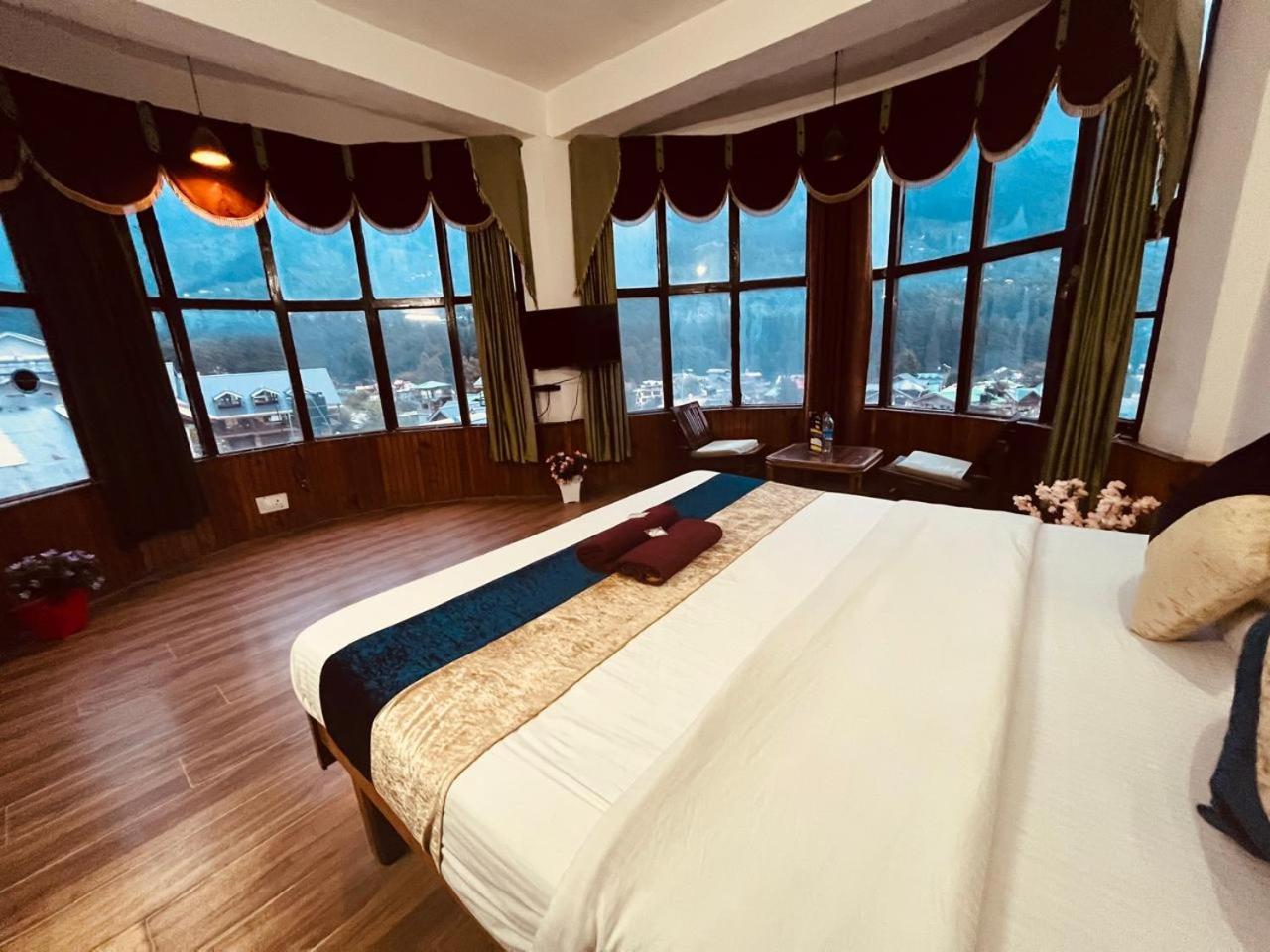 Hotel New Hadimba Palace - Mountain View With Premium Near Mall Road ,