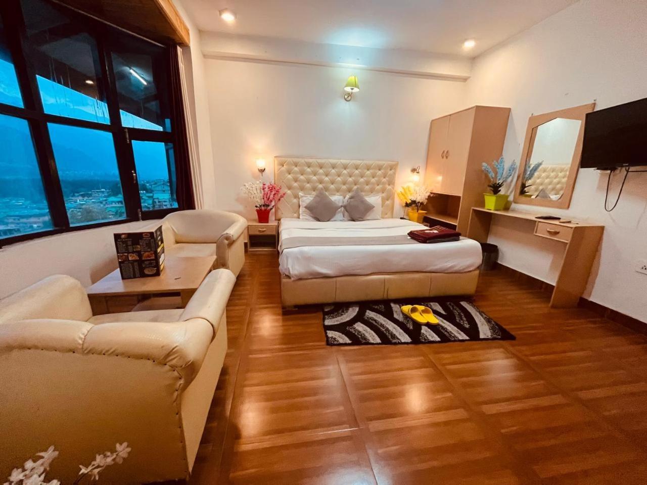 New Hadimba Palace - Mountain View With Premium Near Mall Road , Hotel