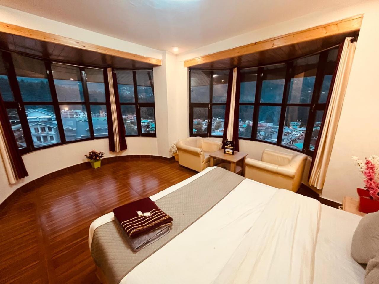 New Hadimba Palace - Mountain View With Premium Near Mall Road , Hotel