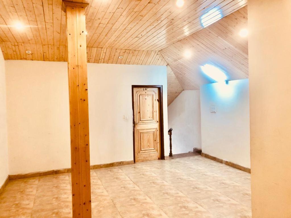Hotel New Hadimba Palace - Mountain View With Premium Near Mall Road , 3*