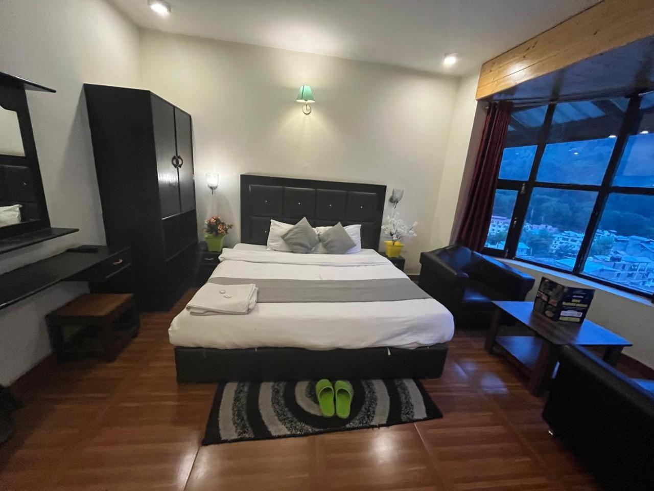 Hotel New Hadimba Palace - Mountain View With Premium Near Mall Road ,