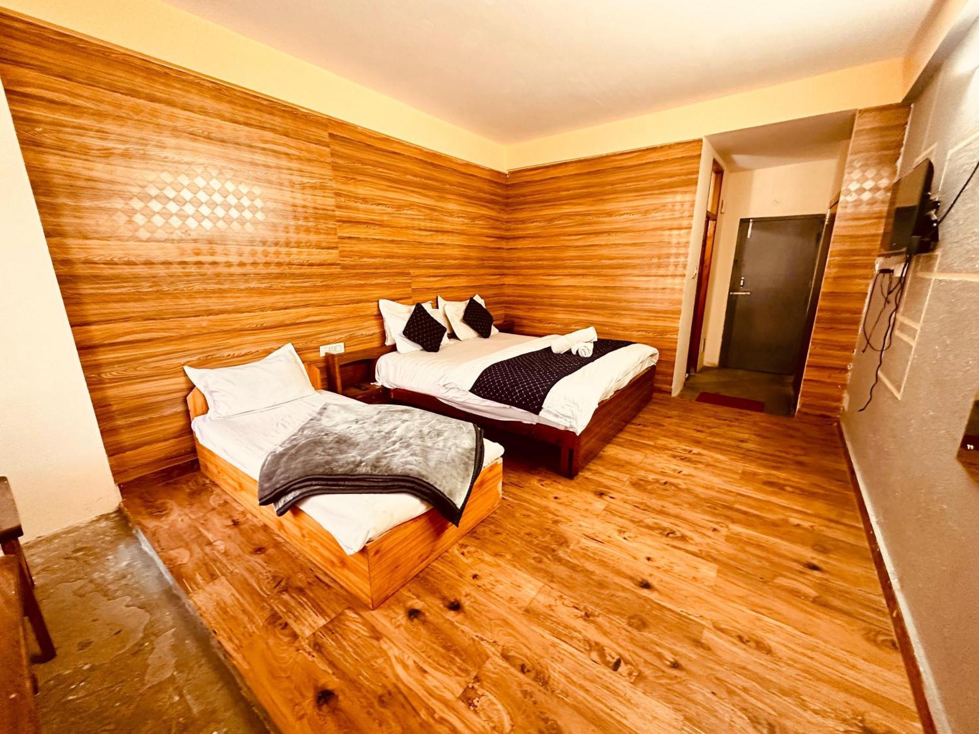 Hotel D Kanchan Manali (Himachal Pradesh)