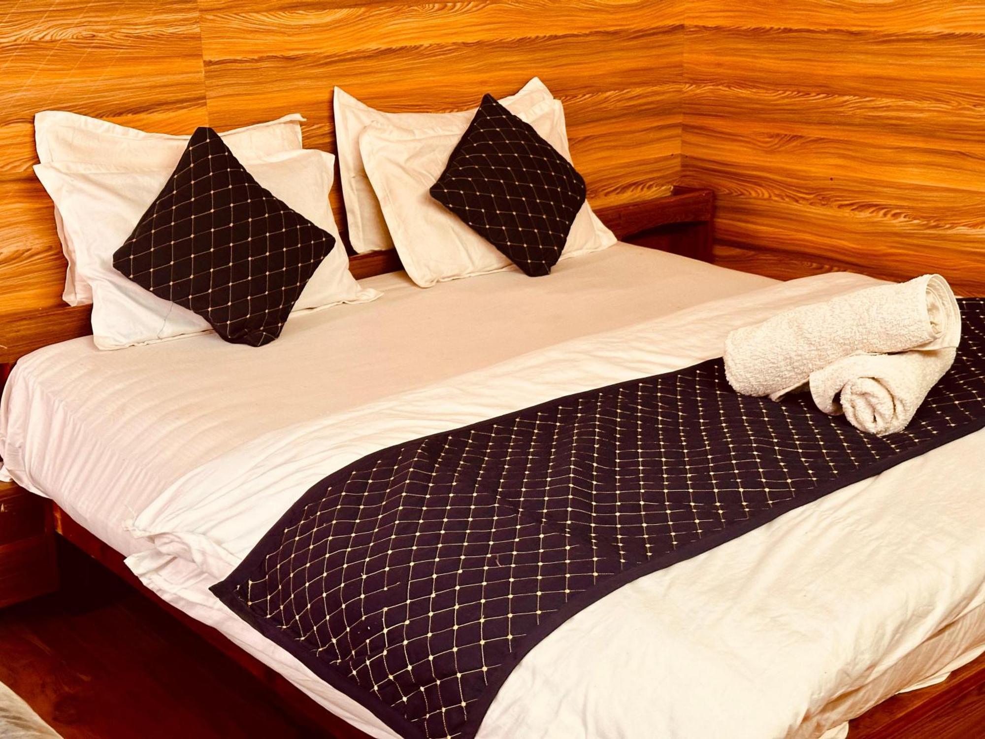 D Kanchan Hotel