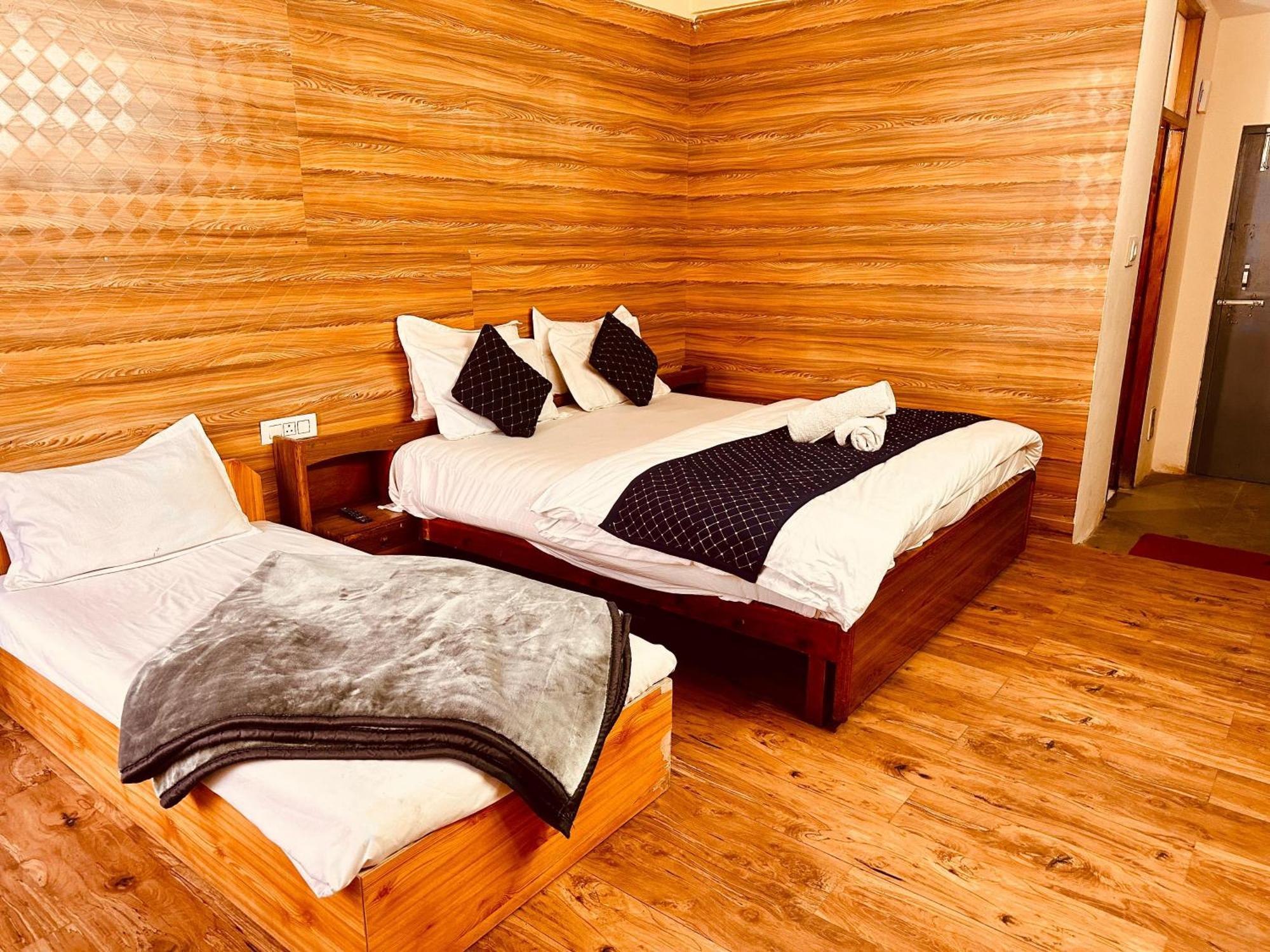 D Kanchan Hotel