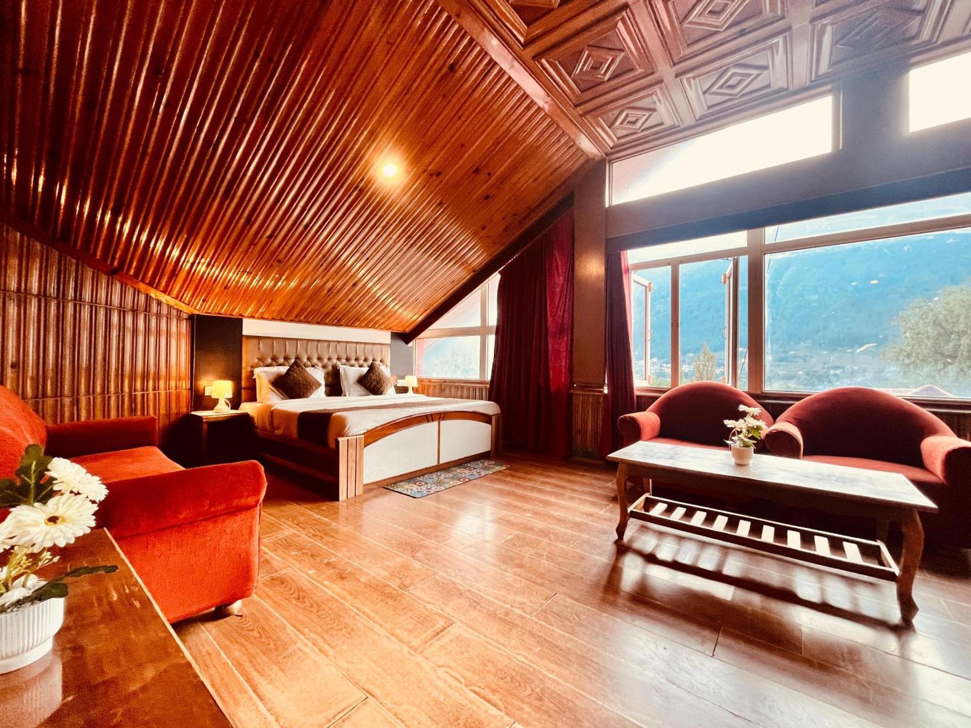 Outtown - #near Mall Road #premium #parking #lift #open Terrace #cafe #guest Preferred Manali (Himachal Pradesh)