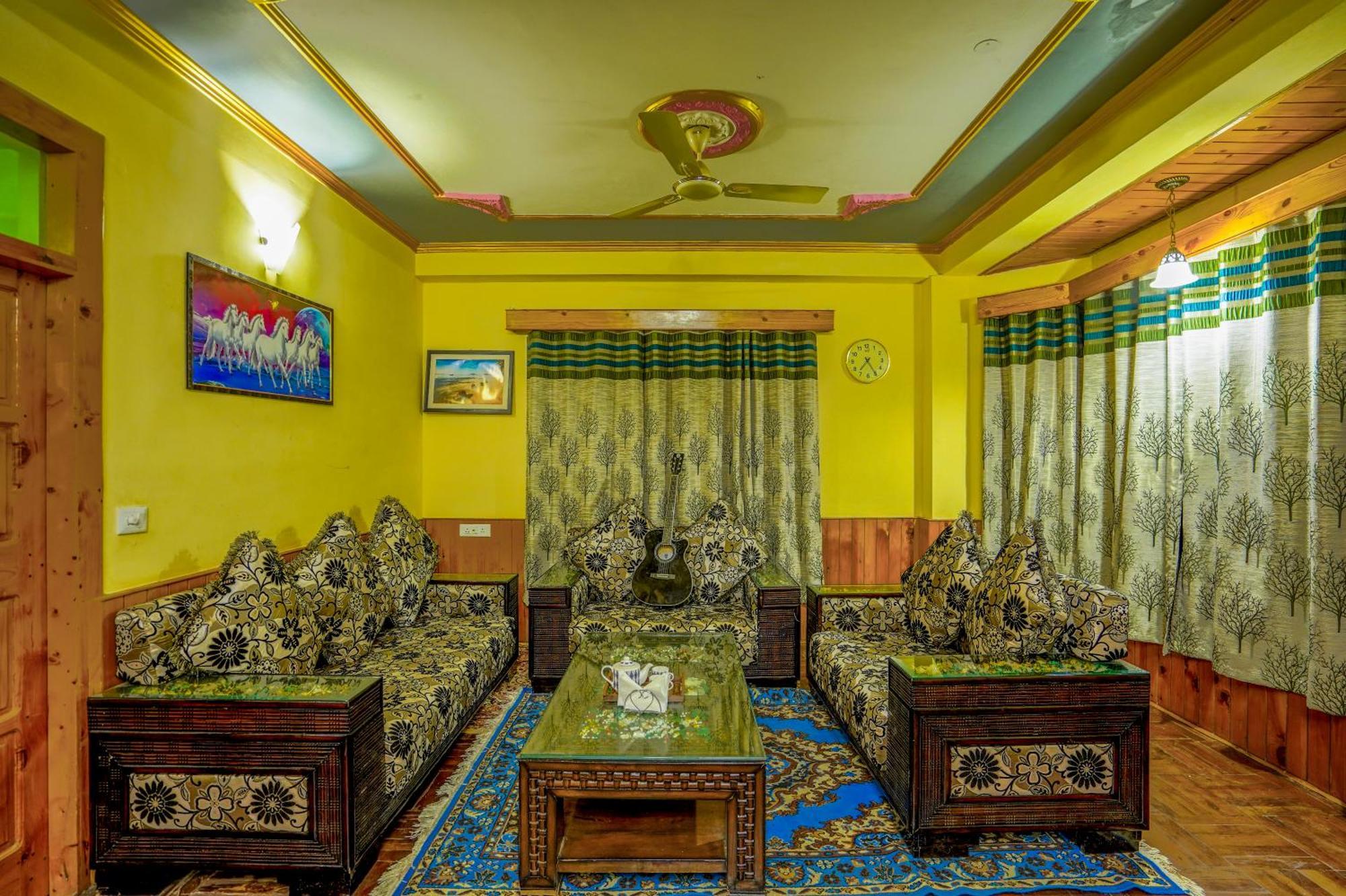 4 Bedroom Luxury In With Beautiful Scenic Mountain & Orchard View 4* Manali (Himachal Pradesh)