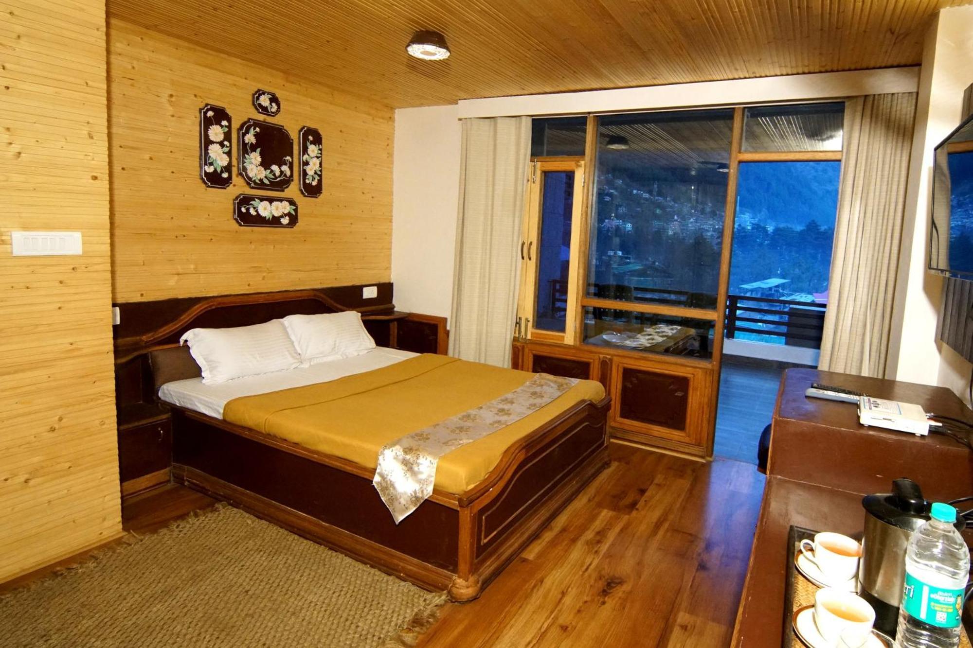 Daddy's Near Gurudwara And Hadimba Devi Temple - Premium Manali (Himachal Pradesh)