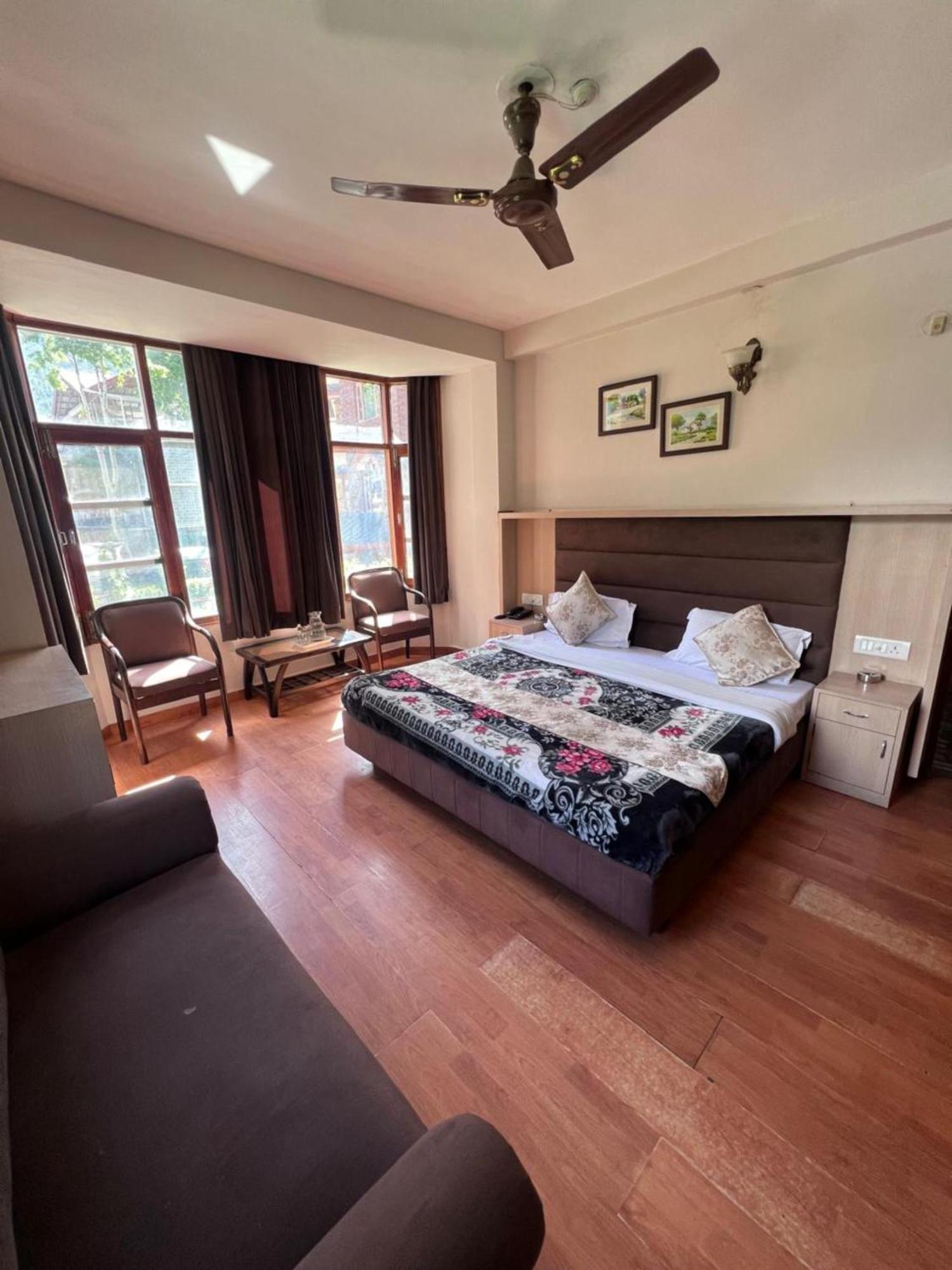 Daddy's Near Gurudwara And Hadimba Devi Temple - Premium Manali (Himachal Pradesh)