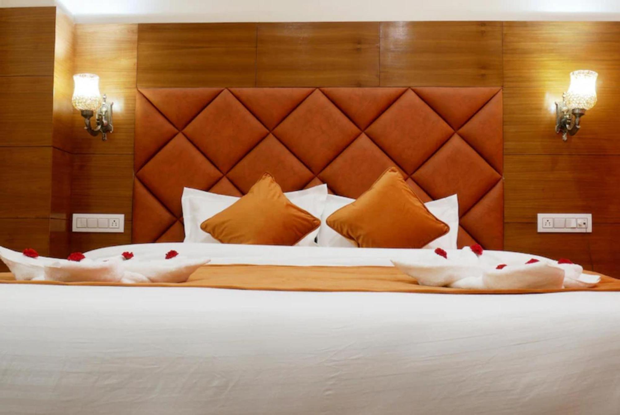 Hotel Premium New Ambika International - Jungle Safari- Free Parking- Restaurant - Bonfire - Facilities In 4*