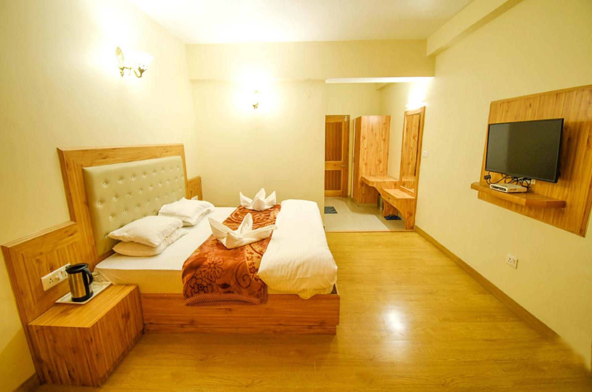 Hotel Premium New Ambika International - Jungle Safari- Free Parking- Restaurant - Bonfire - Facilities In Manali (Himachal Pradesh)