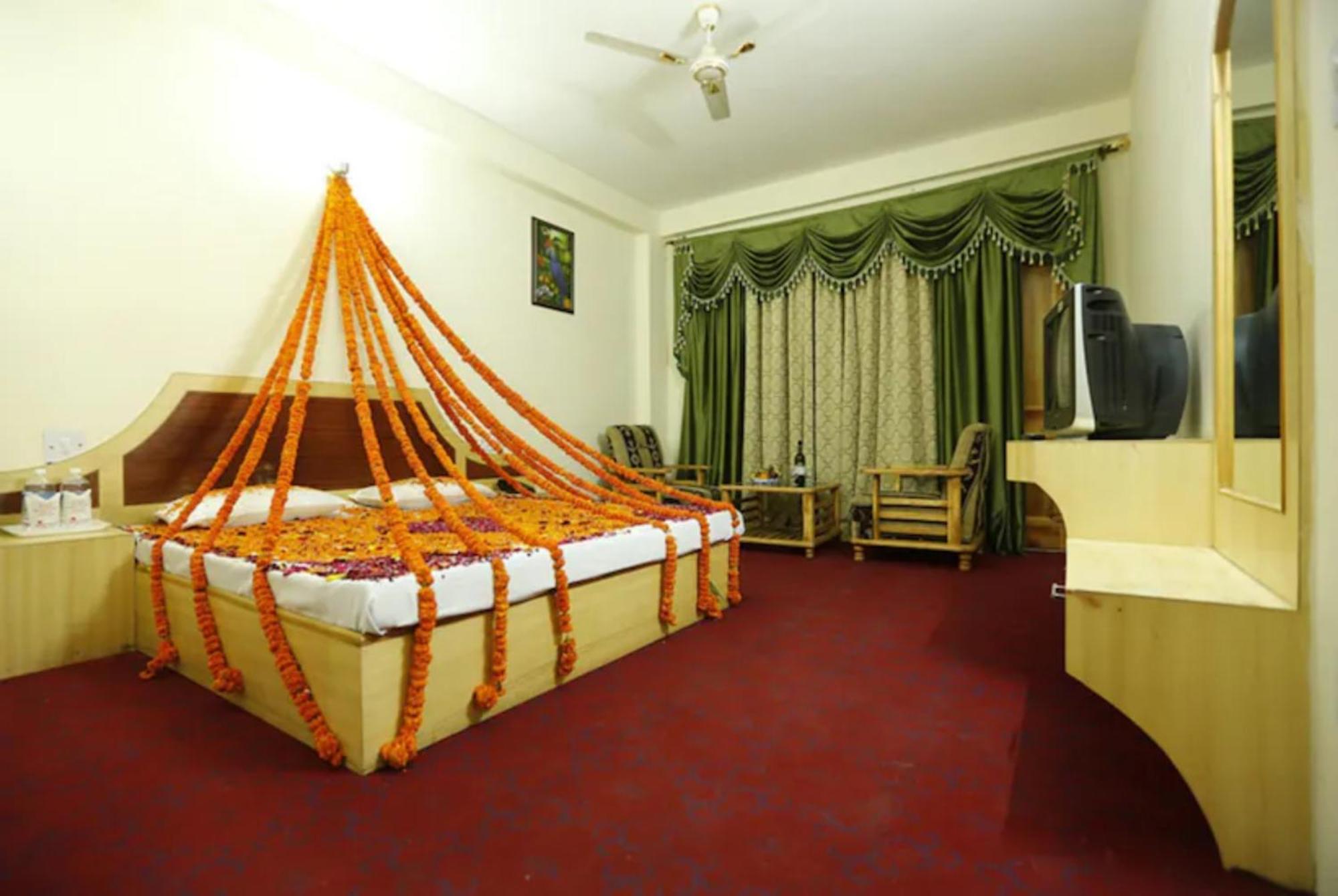 Premium New Ambika International - Jungle Safari- Free Parking- Restaurant - Bonfire - Facilities In