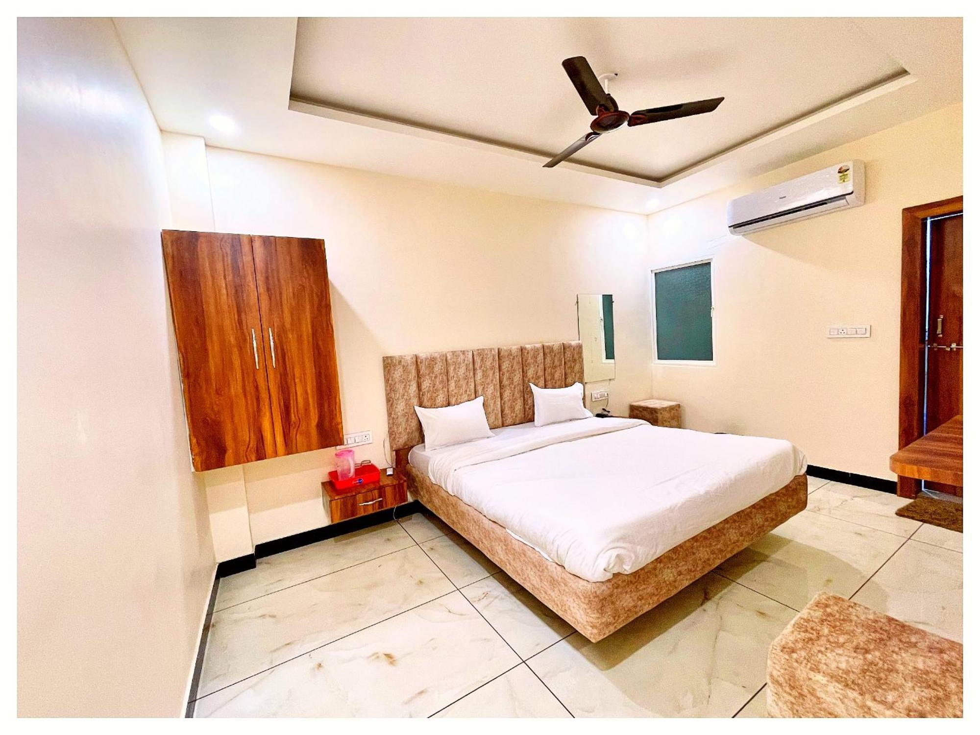 Premium I-bex Near Durga Temple - Restaurant - - Facilities - In Hotel 4*