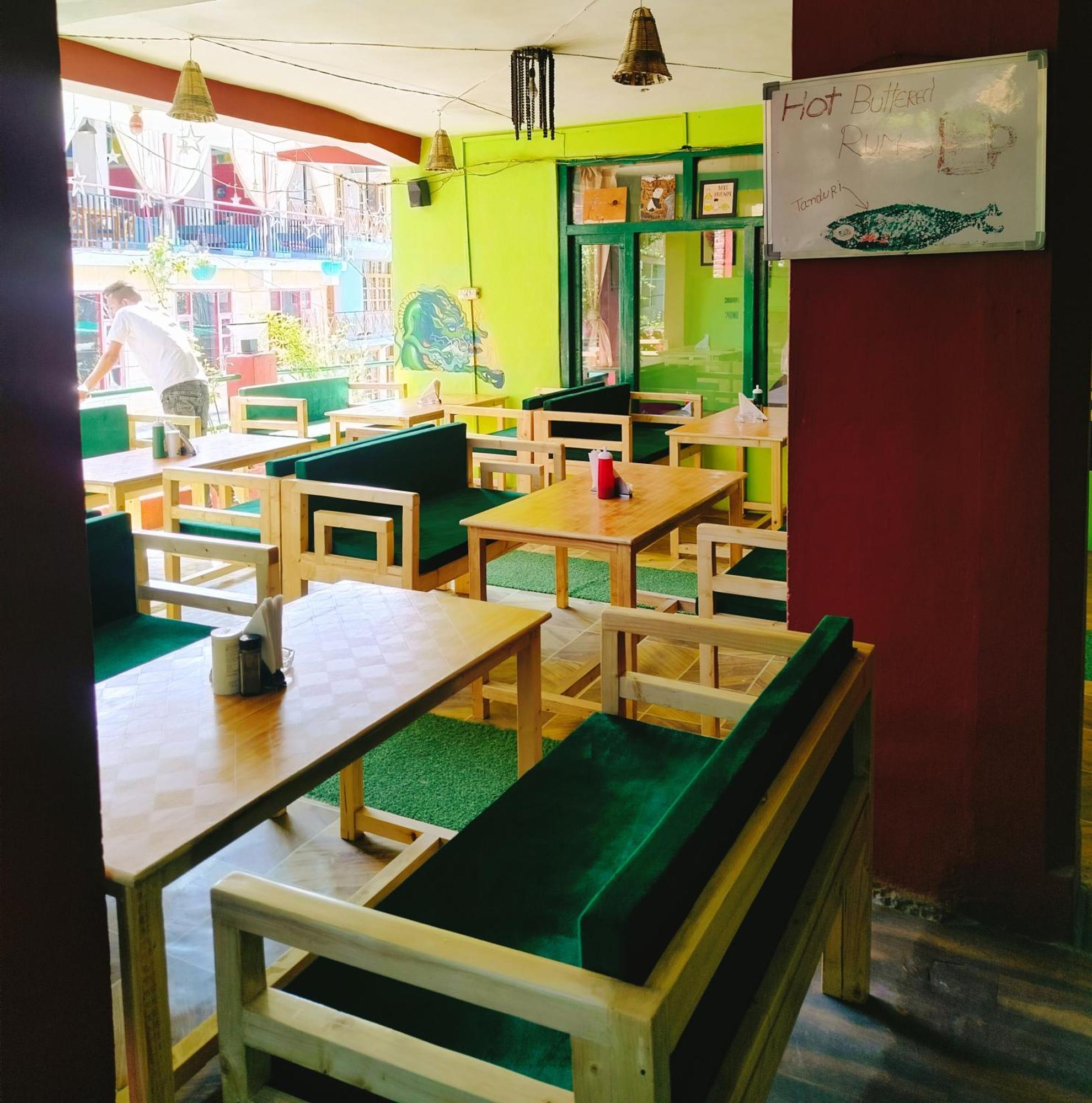 Guest house Non Stop Cafe & *