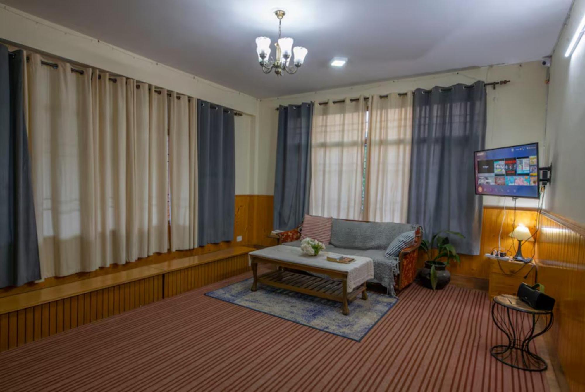 A Budget Urba- Monk Near Temple - Restaurant And Wi-fi Facilities -family In 4*