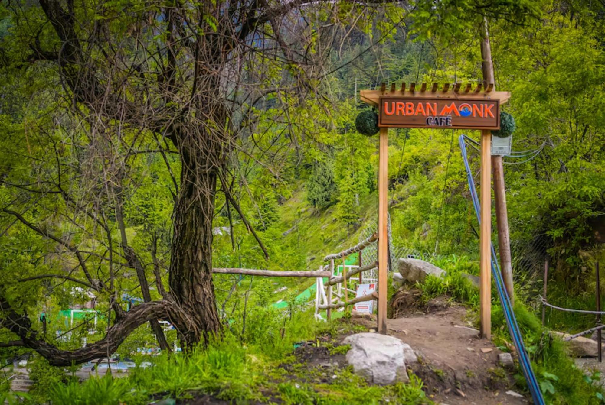 A Budget Urba- Monk Near Temple - Restaurant And Wi-fi Facilities -family In Hotel 4*