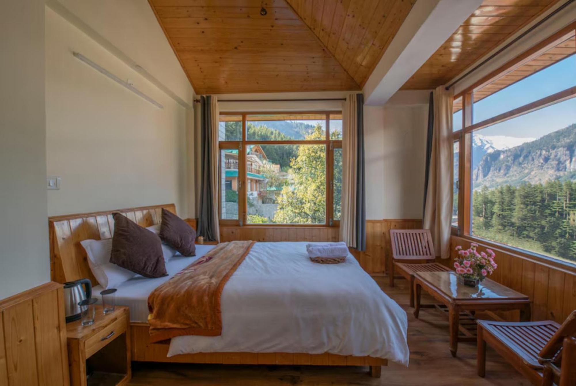 Hotel A Budget Urba- Monk Near Temple - Restaurant And Wi-fi Facilities -family In Manali (Himachal Pradesh)
