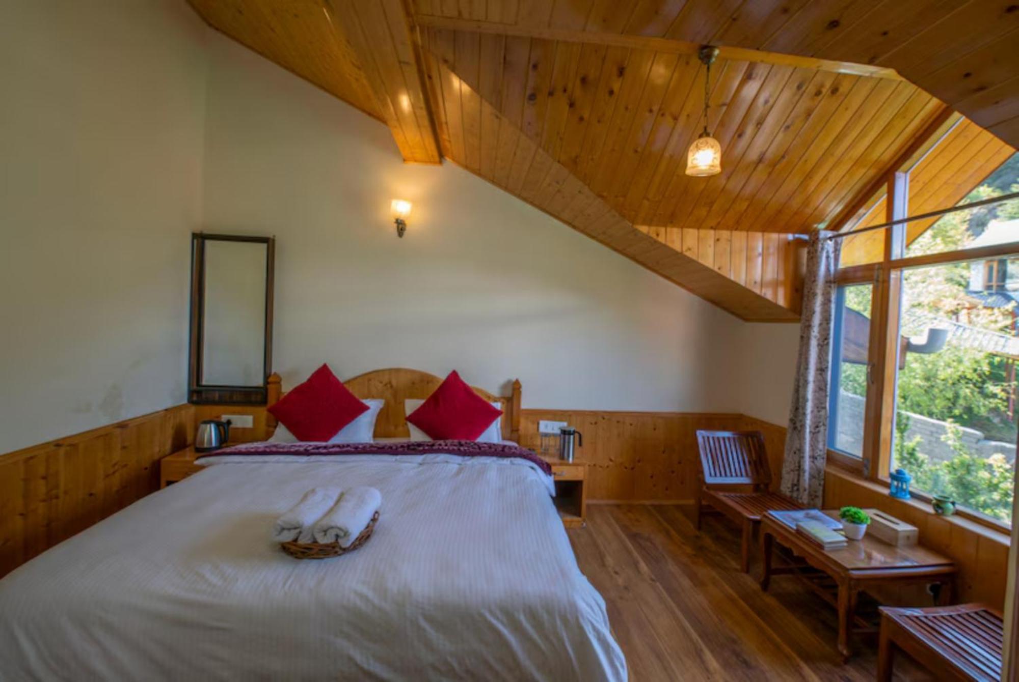 A Budget Urba- Monk Near Temple - Restaurant And Wi-fi Facilities -family In 4* Manali (Himachal Pradesh)