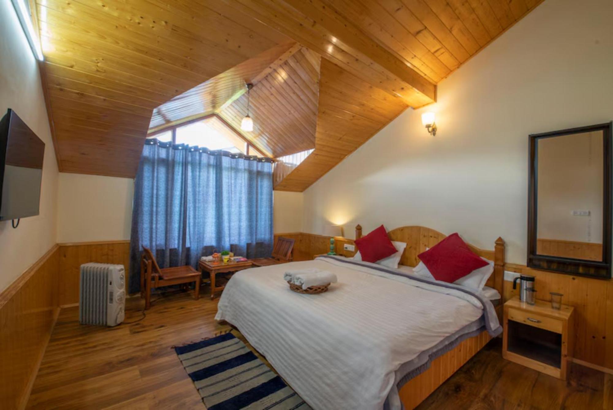 A Budget Urba- Monk Near Temple - Restaurant And Wi-fi Facilities -family In Hotel 4*