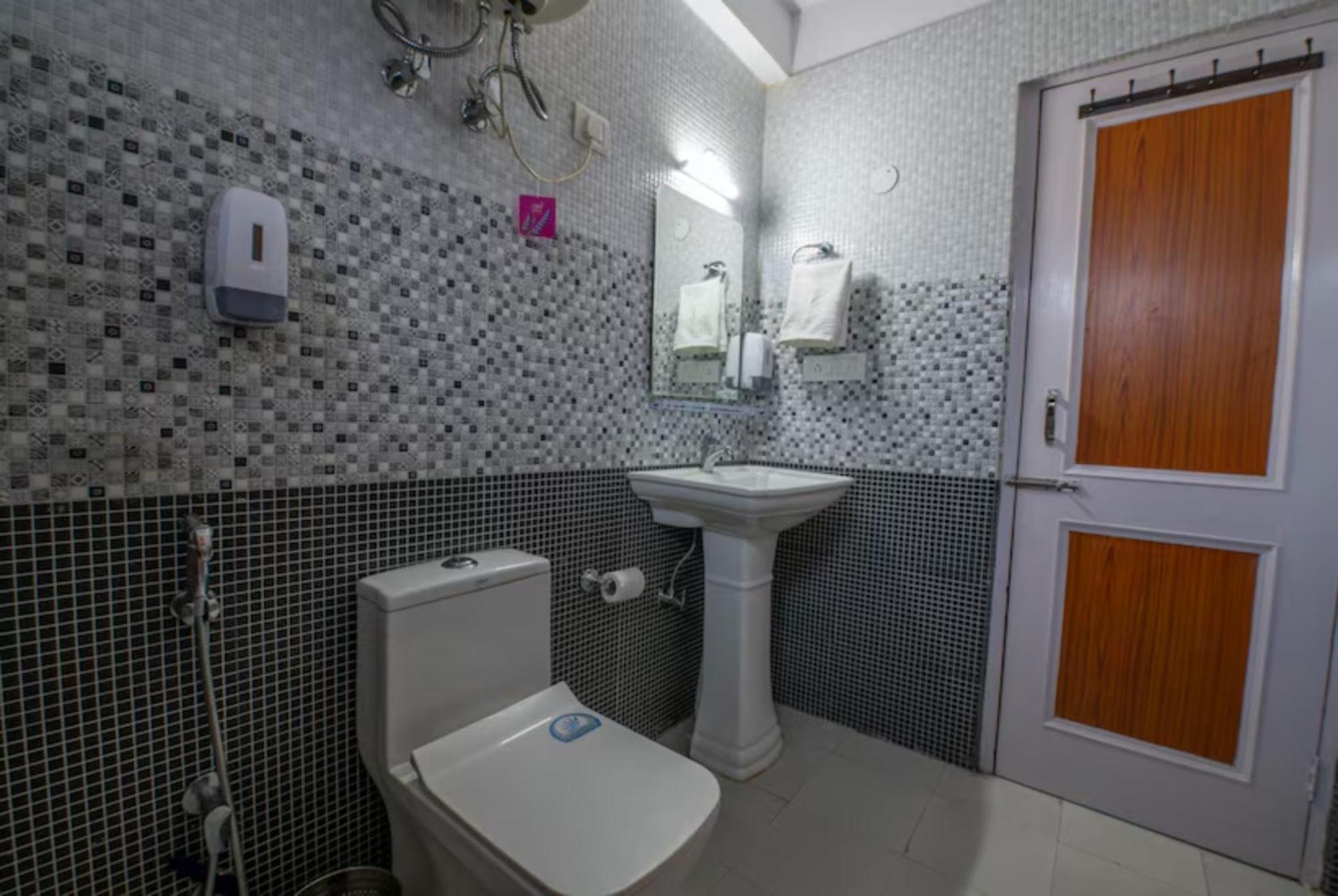 A Budget Urba- Monk Near Temple - Restaurant And Wi-fi Facilities -family In Hotel