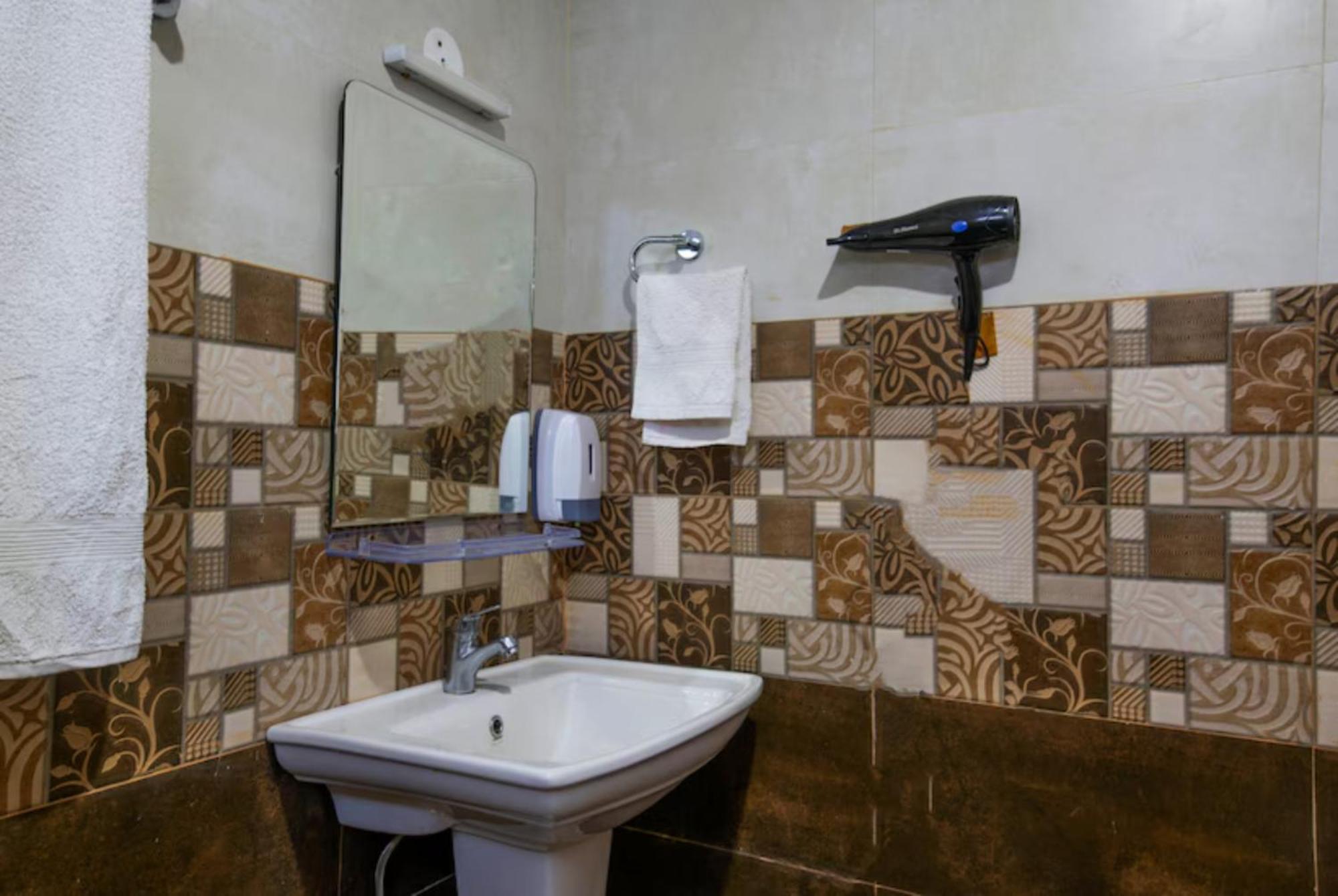 Hotel A Budget Urba- Monk Near Temple - Restaurant And Wi-fi Facilities -family In