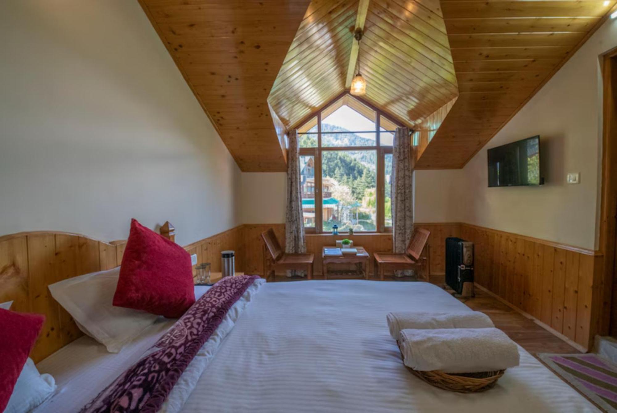 A Budget Urba- Monk Near Temple - Restaurant And Wi-fi Facilities -family In Hotel 4*