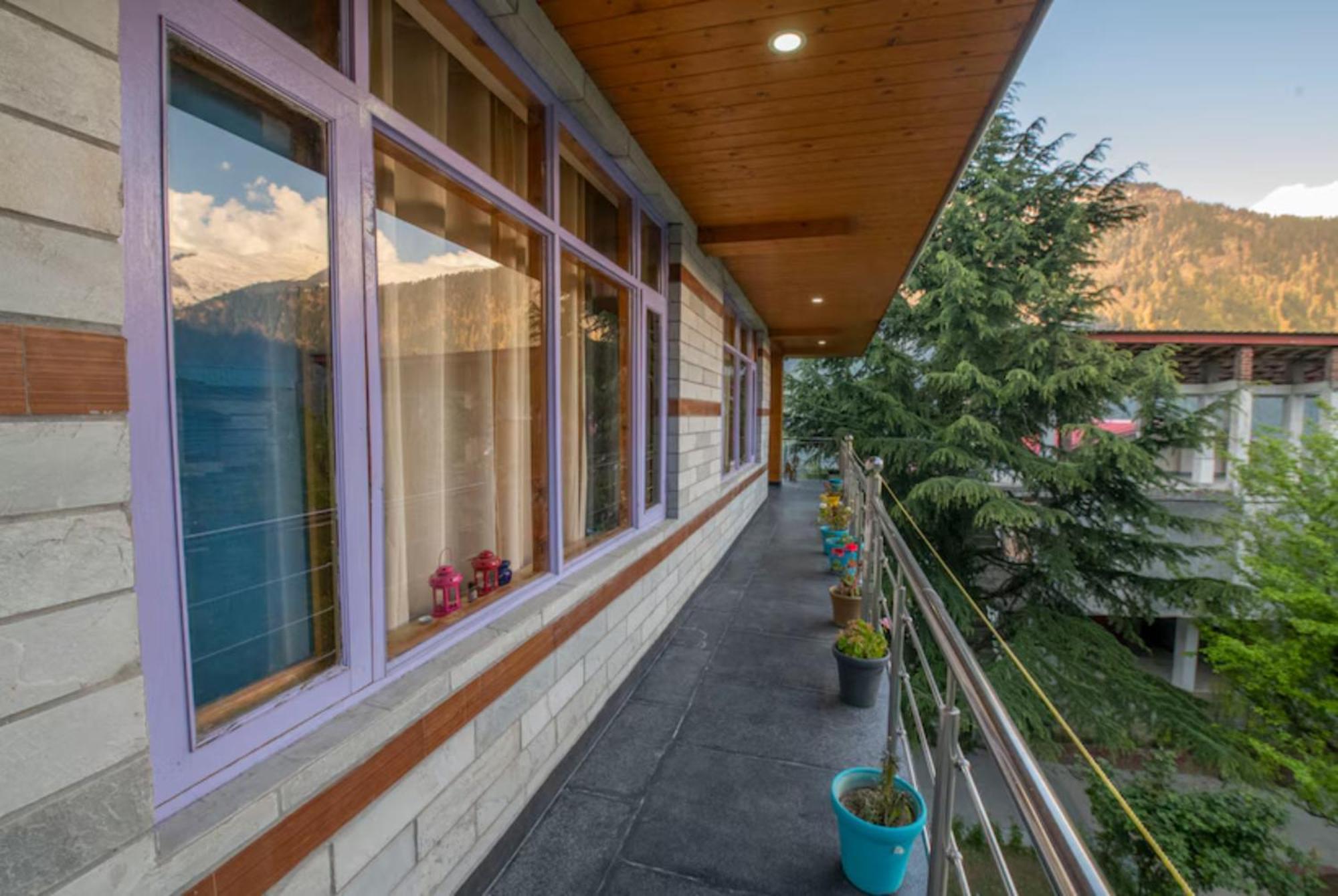 A Budget Urba- Monk Near Temple - Restaurant And Wi-fi Facilities -family In 4* Manali (Himachal Pradesh)