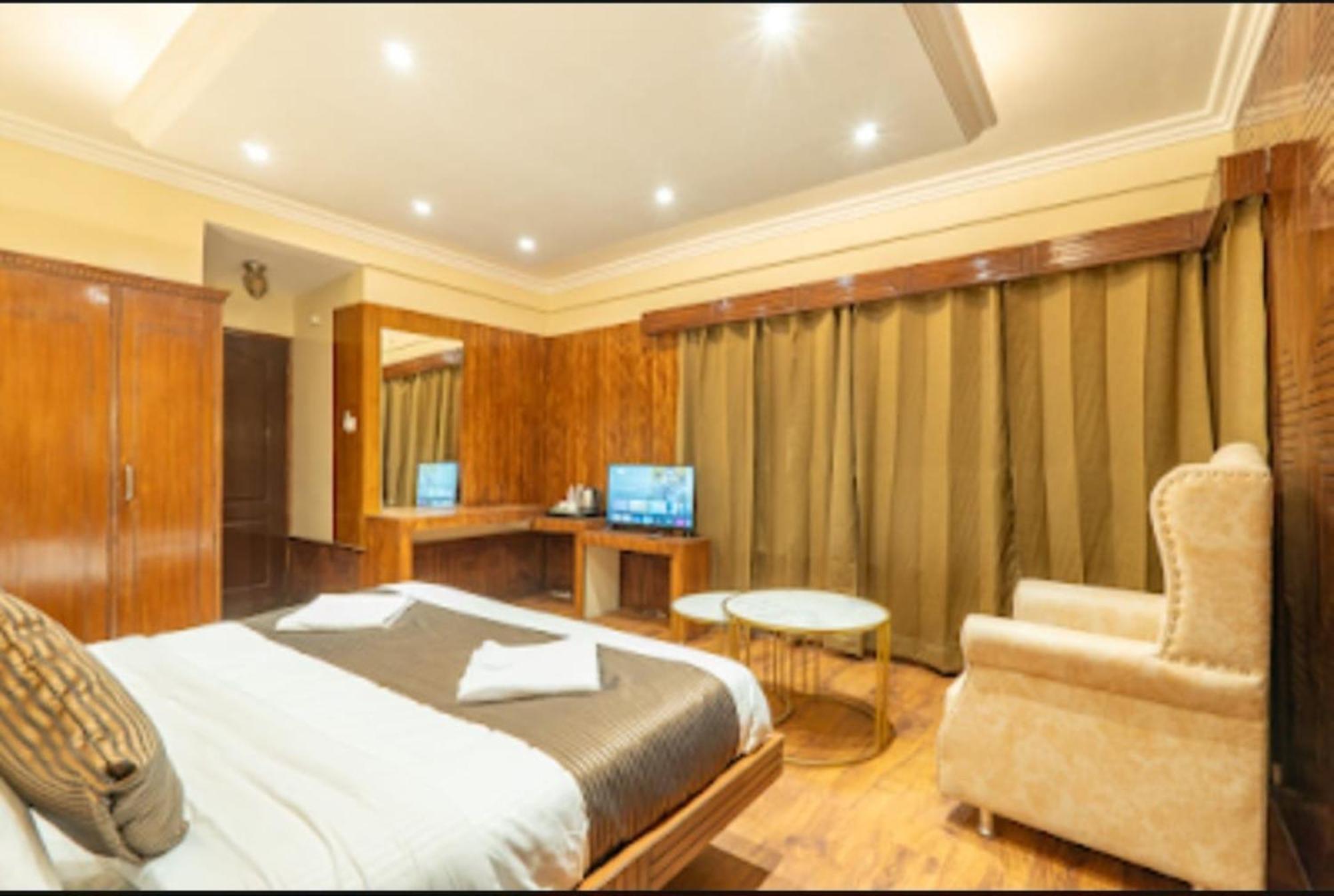 Hotel Riverine Cafe & Riverview Near Mall Road 4*