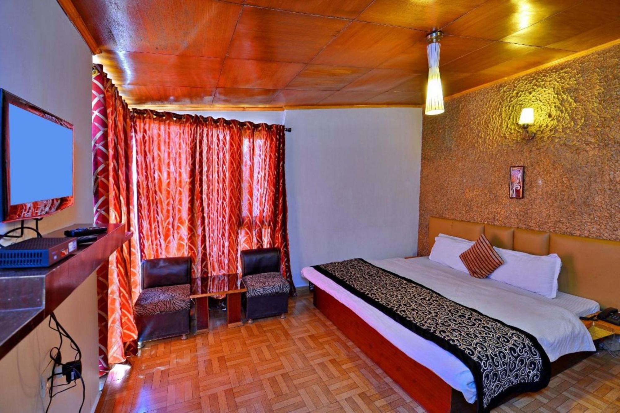 Riverine Cafe & Riverview Near Mall Road Hotel 4*