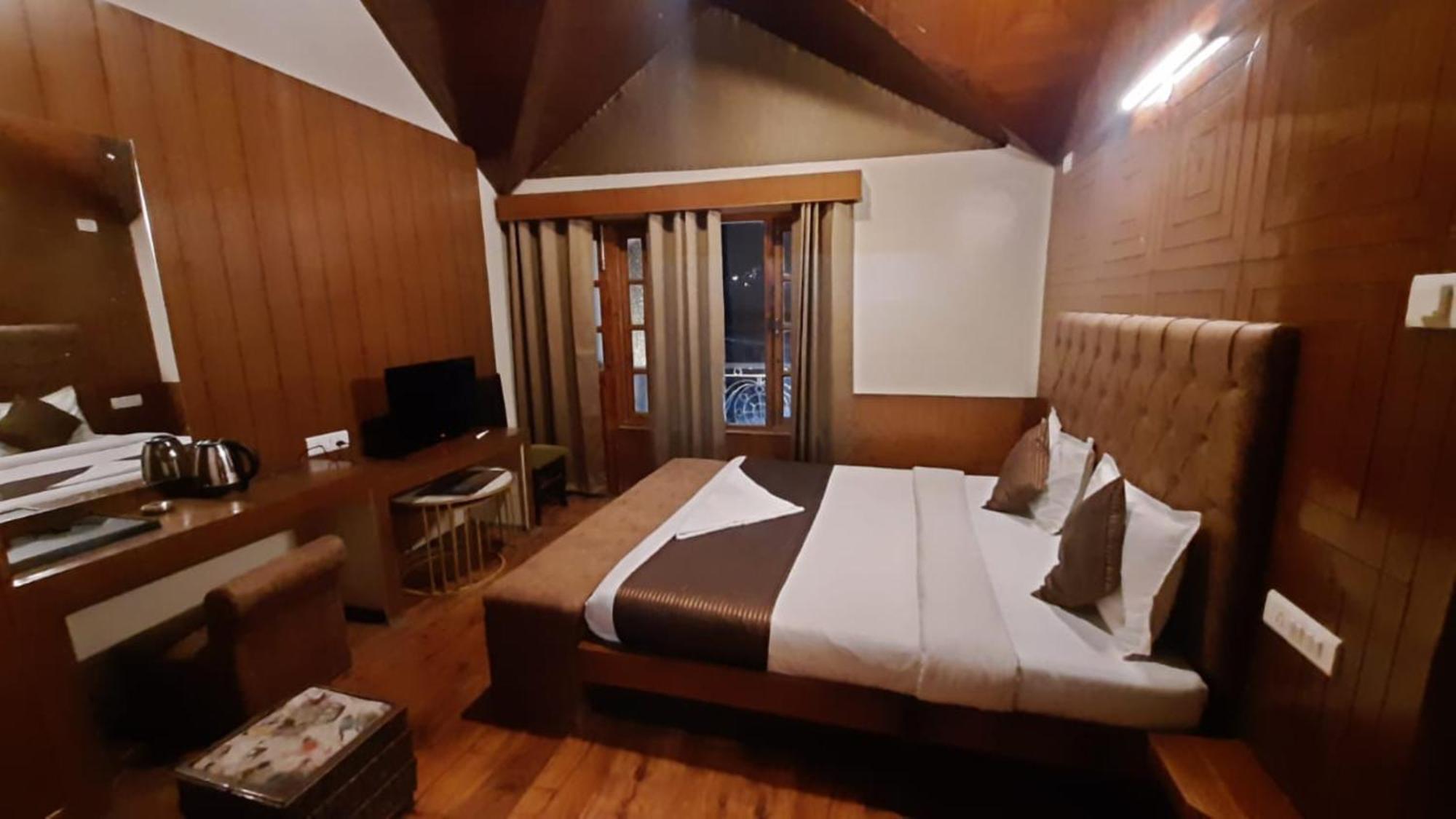 Hotel Riverine Cafe & Riverview Near Mall Road 4*