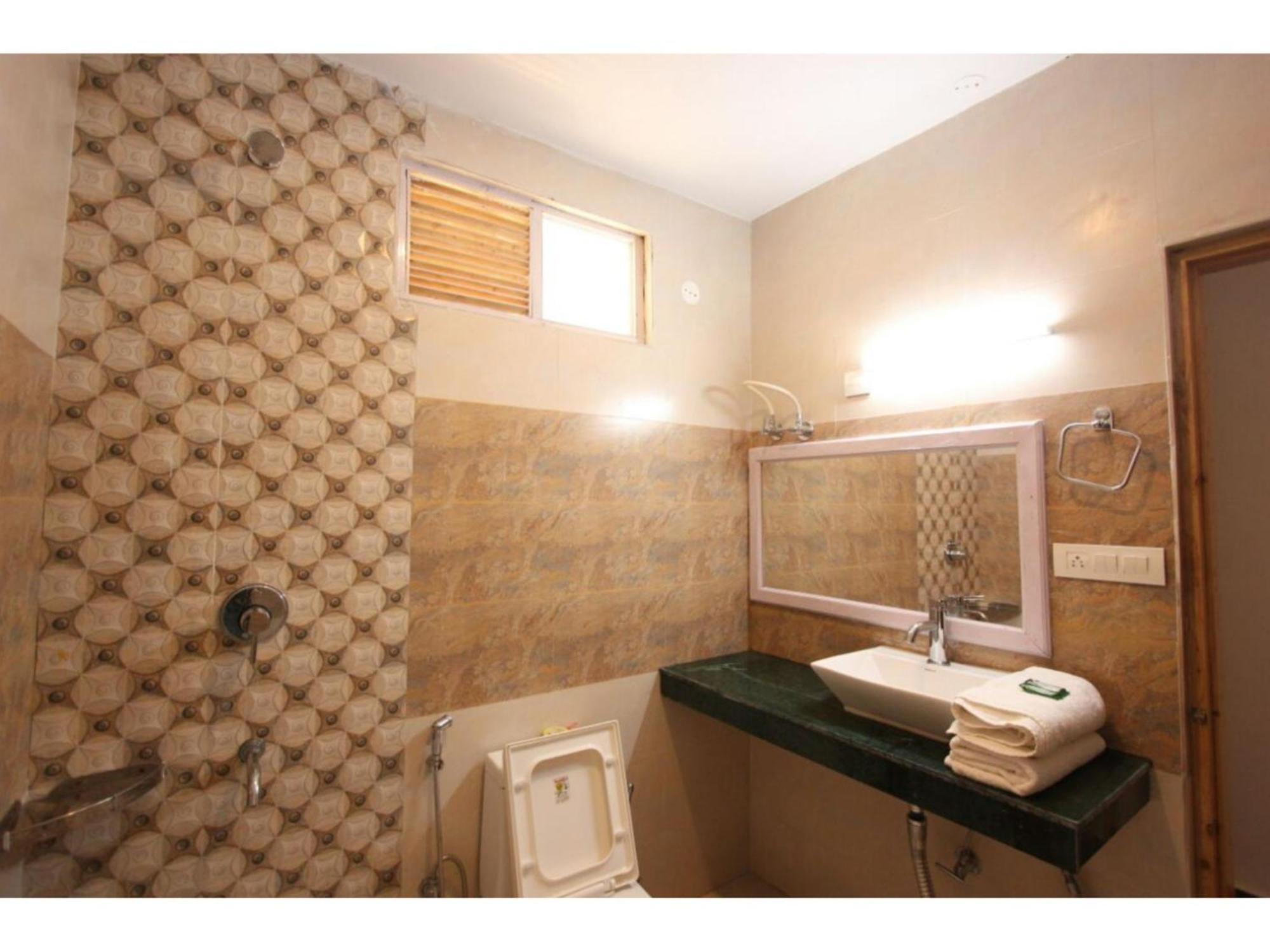 Budget Saras Near Temple - Free Parking - Restaurant Facilities - In Hotel