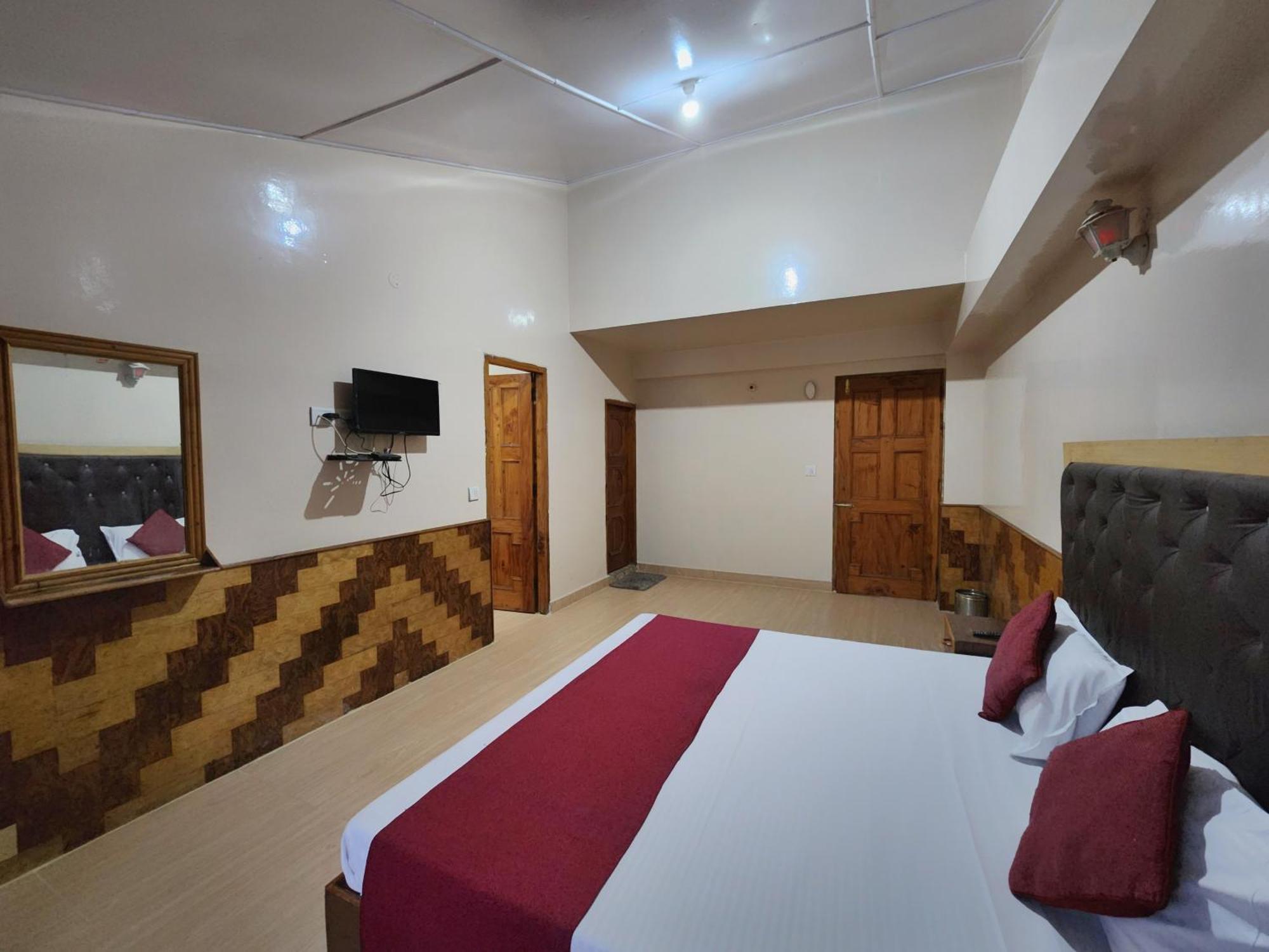 Kundan And Restaurant 3*