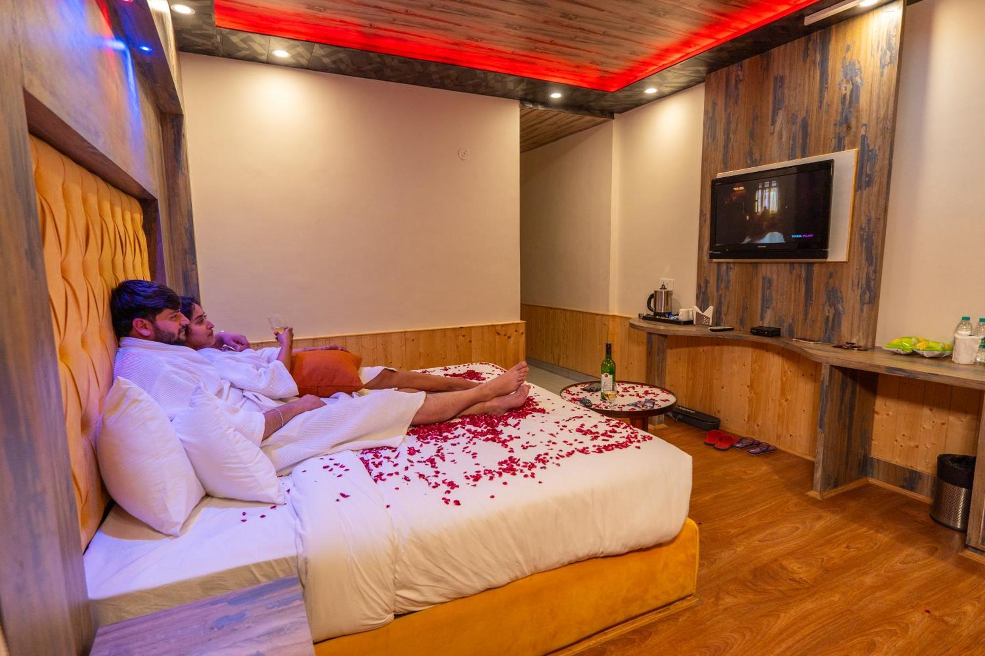 West Western #neartomallroad #24hourrestaurent #gym #lawn #playingzone #pooltable #kidsfriendly #mountainview #tabletennis #familyfriendly #privateparking Hotel