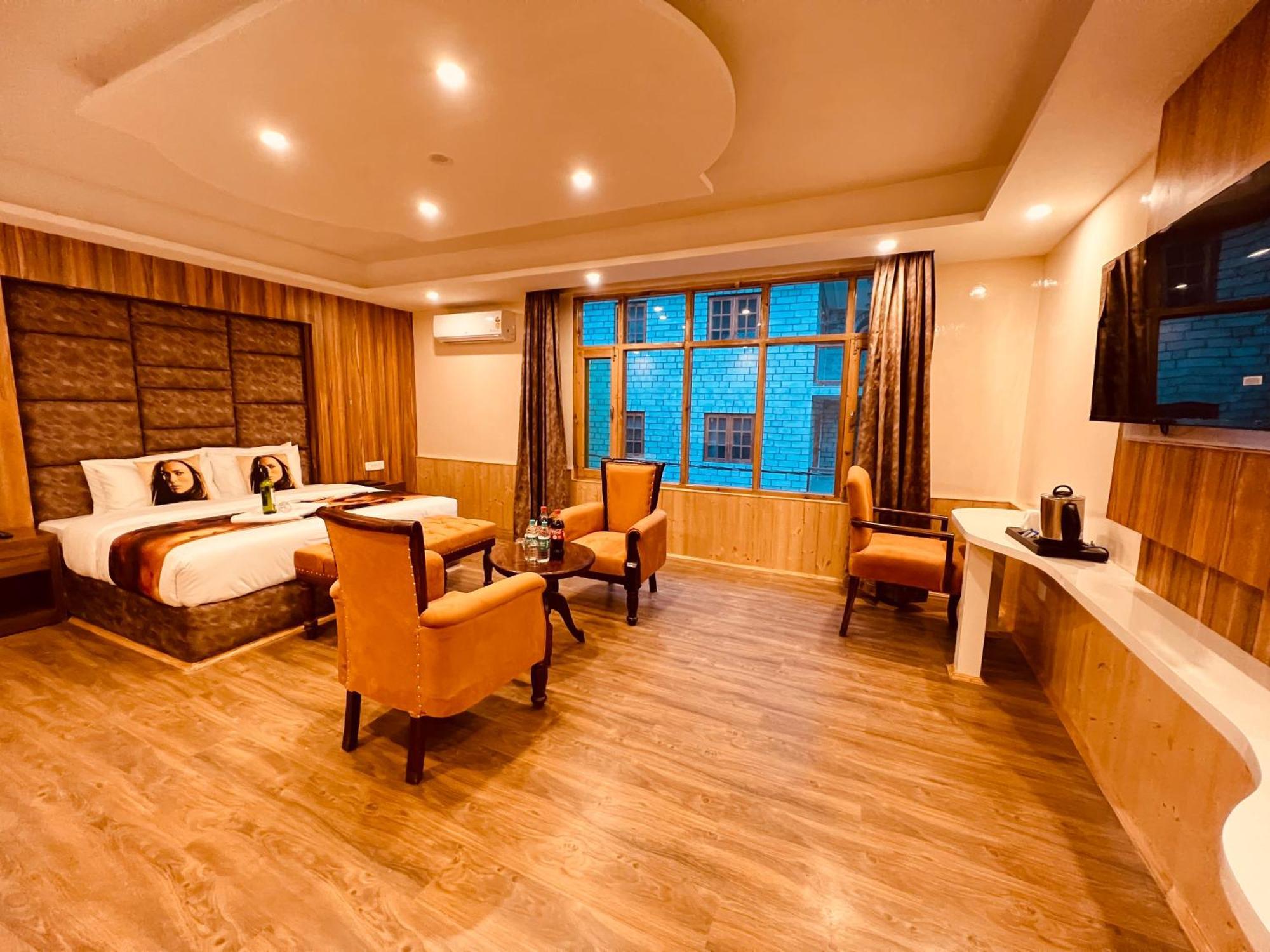 West Western #neartomallroad #24hourrestaurent #gym #lawn #playingzone #pooltable #kidsfriendly #mountainview #tabletennis #familyfriendly #privateparking Manali (Himachal Pradesh)