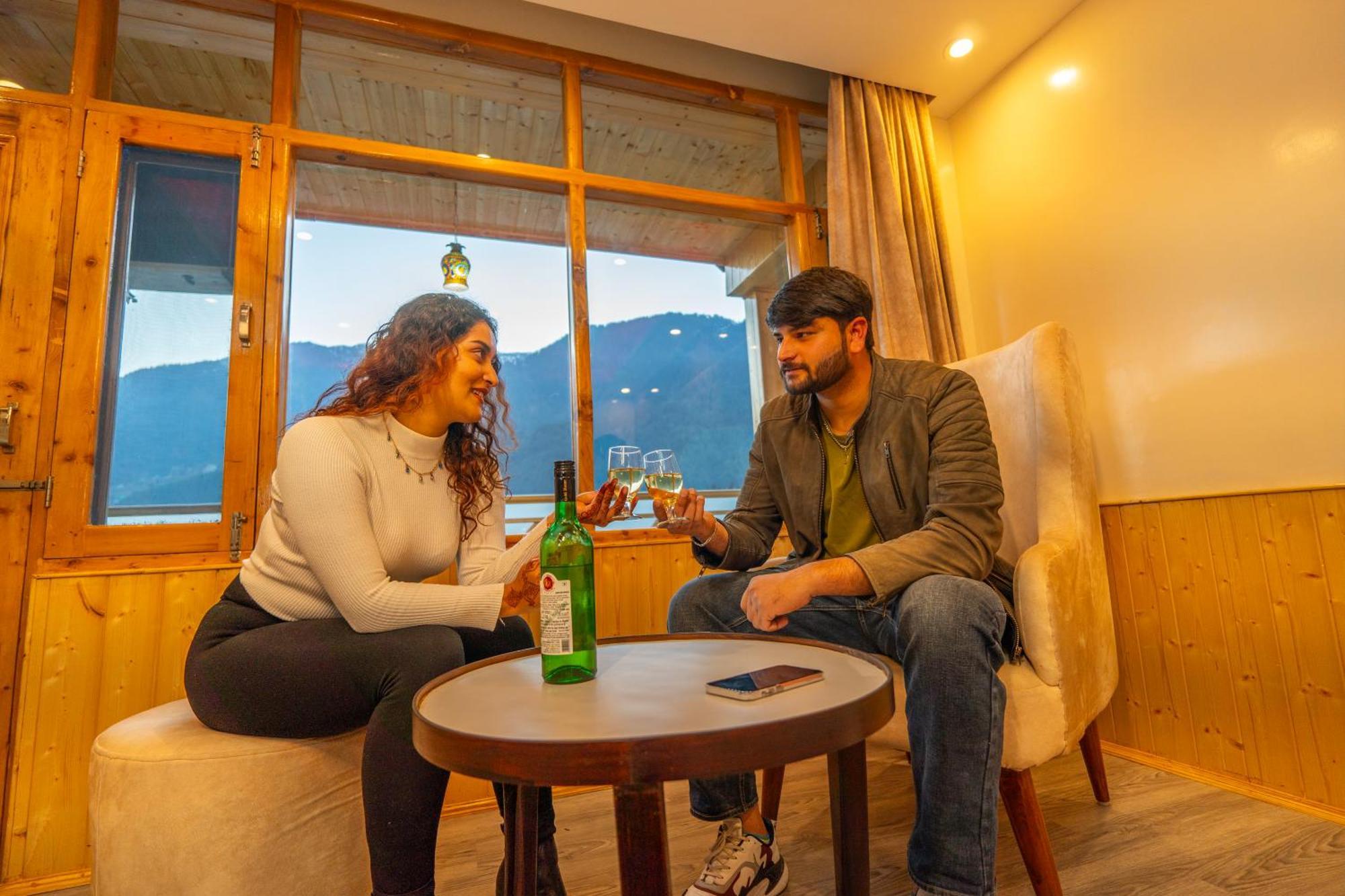 West Western #neartomallroad #24hourrestaurent #gym #lawn #playingzone #pooltable #kidsfriendly #mountainview #tabletennis #familyfriendly #privateparking 4* Manali (Himachal Pradesh)