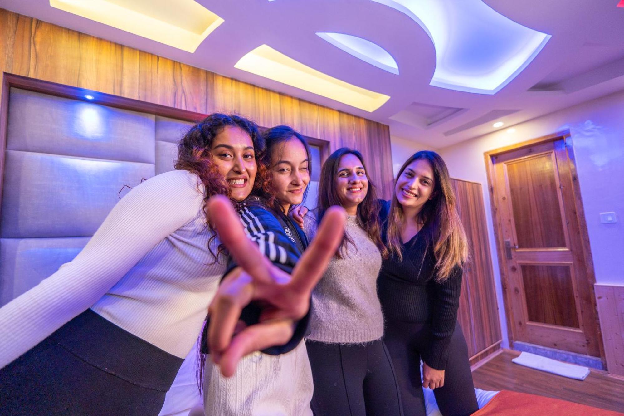 West Western #neartomallroad #24hourrestaurent #gym #lawn #playingzone #pooltable #kidsfriendly #mountainview #tabletennis #familyfriendly #privateparking Hotel Manali (Himachal Pradesh)