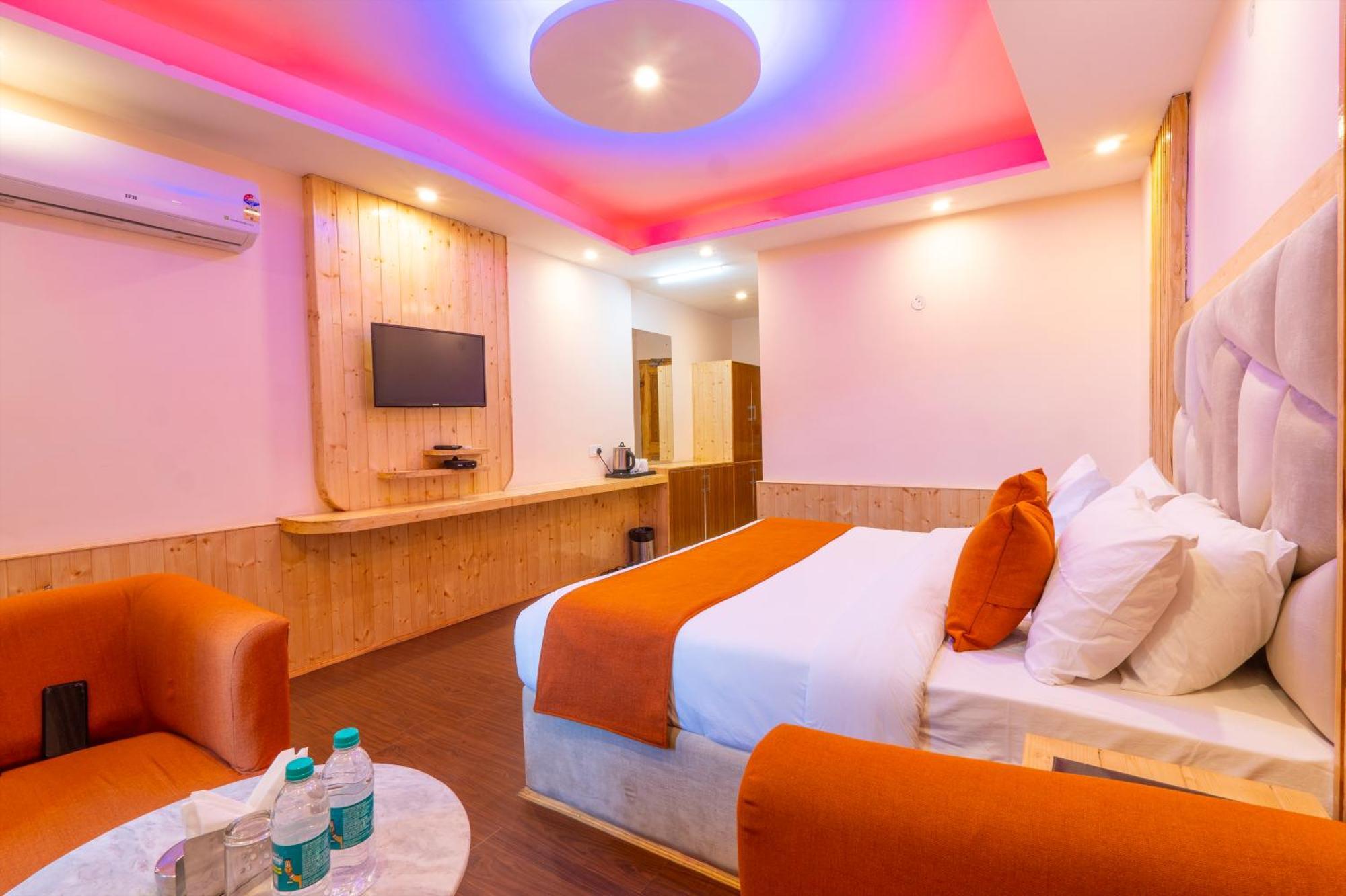 West Western #neartomallroad #24hourrestaurent #gym #lawn #playingzone #pooltable #kidsfriendly #mountainview #tabletennis #familyfriendly #privateparking 4* Manali (Himachal Pradesh)