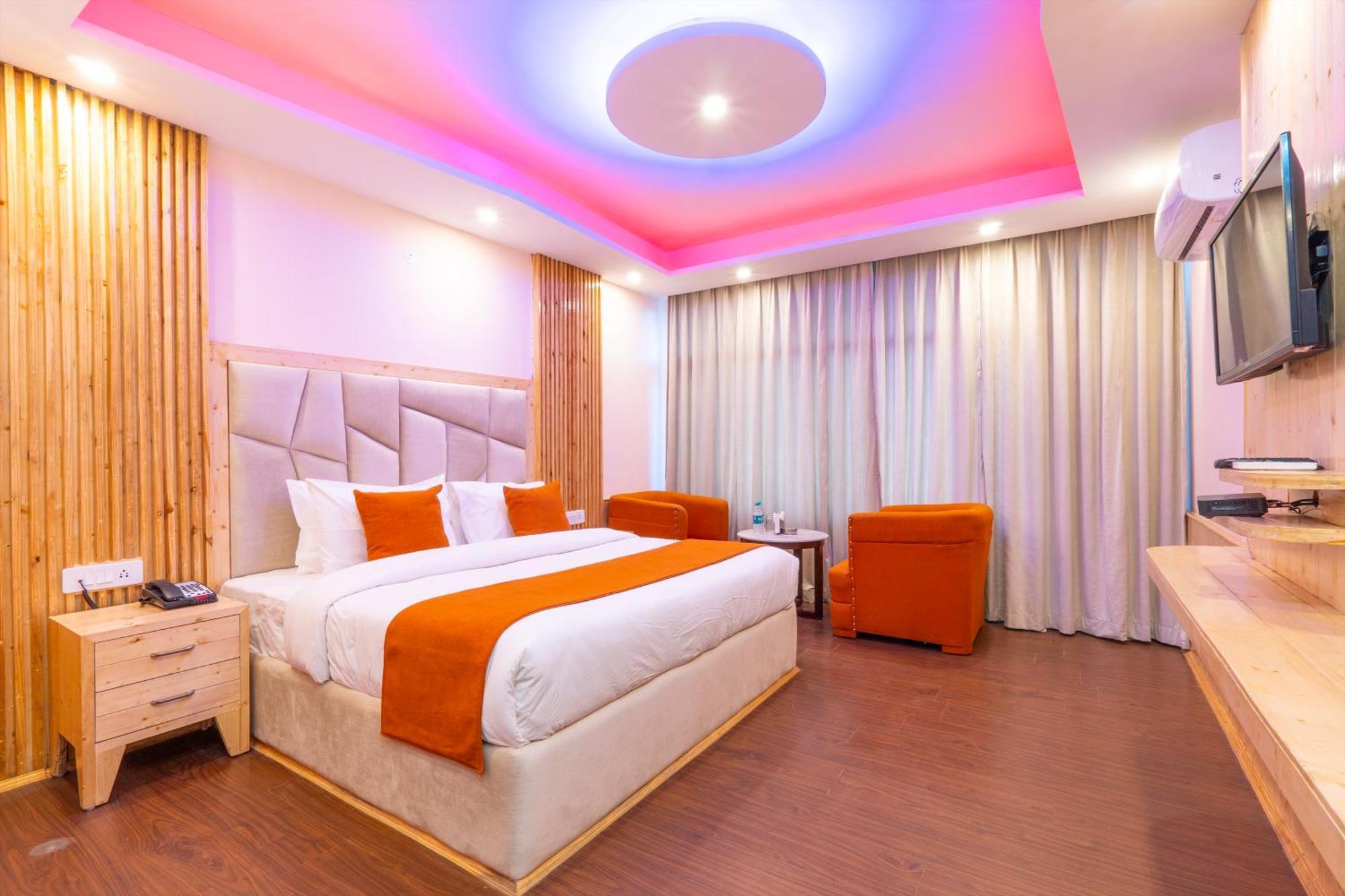 West Western #neartomallroad #24hourrestaurent #gym #lawn #playingzone #pooltable #kidsfriendly #mountainview #tabletennis #familyfriendly #privateparking Manali (Himachal Pradesh)
