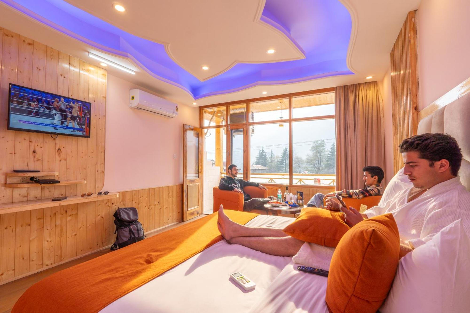 Hotel West Western #neartomallroad #24hourrestaurent #gym #lawn #playingzone #pooltable #kidsfriendly #mountainview #tabletennis #familyfriendly #privateparking Manali (Himachal Pradesh)