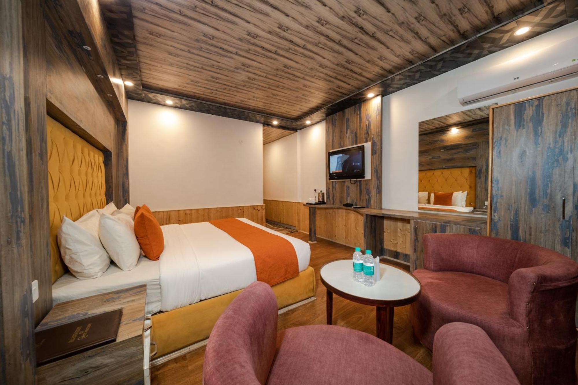 West Western #neartomallroad #24hourrestaurent #gym #lawn #playingzone #pooltable #kidsfriendly #mountainview #tabletennis #familyfriendly #privateparking Hotel 4*