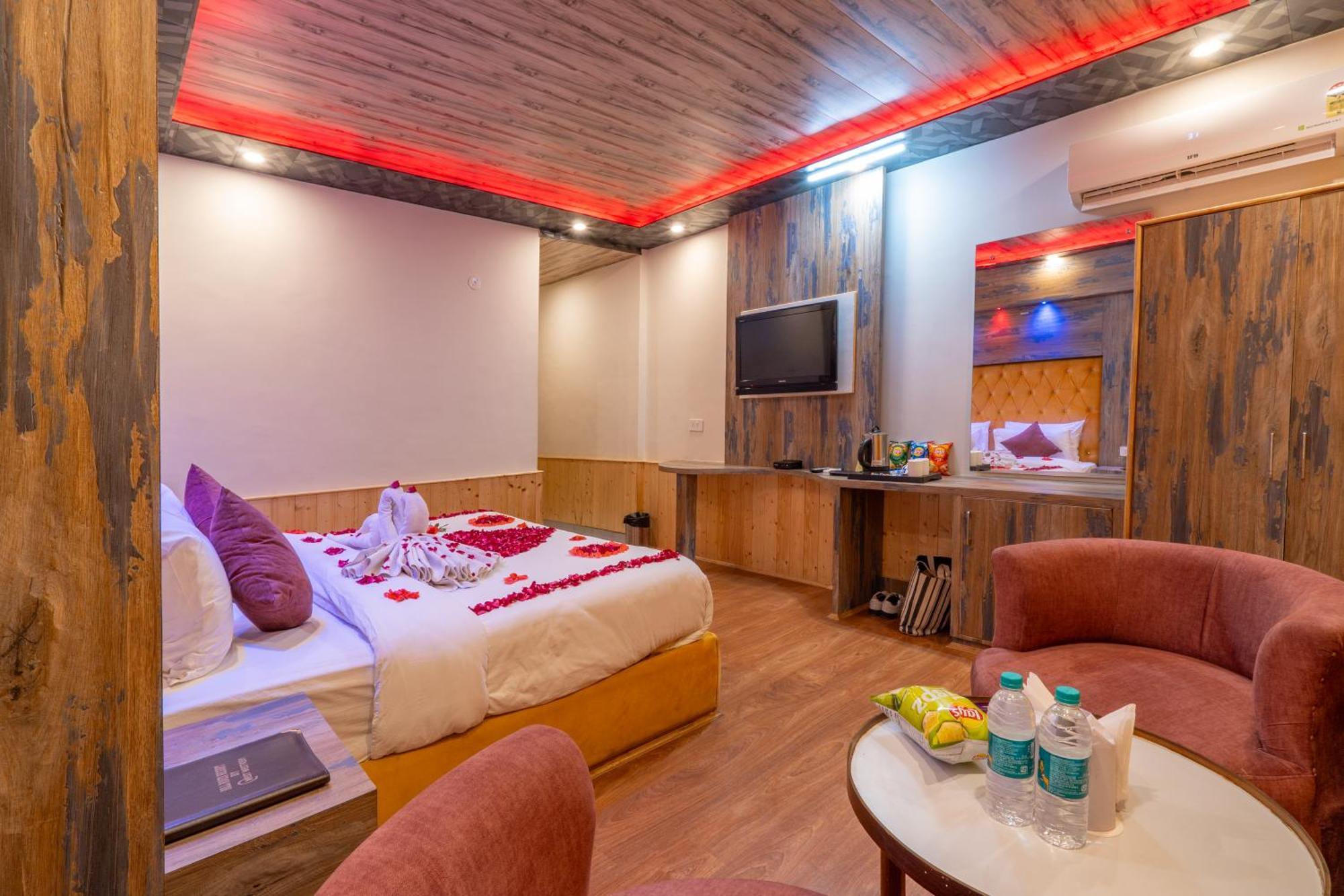West Western #neartomallroad #24hourrestaurent #gym #lawn #playingzone #pooltable #kidsfriendly #mountainview #tabletennis #familyfriendly #privateparking Manali (Himachal Pradesh)