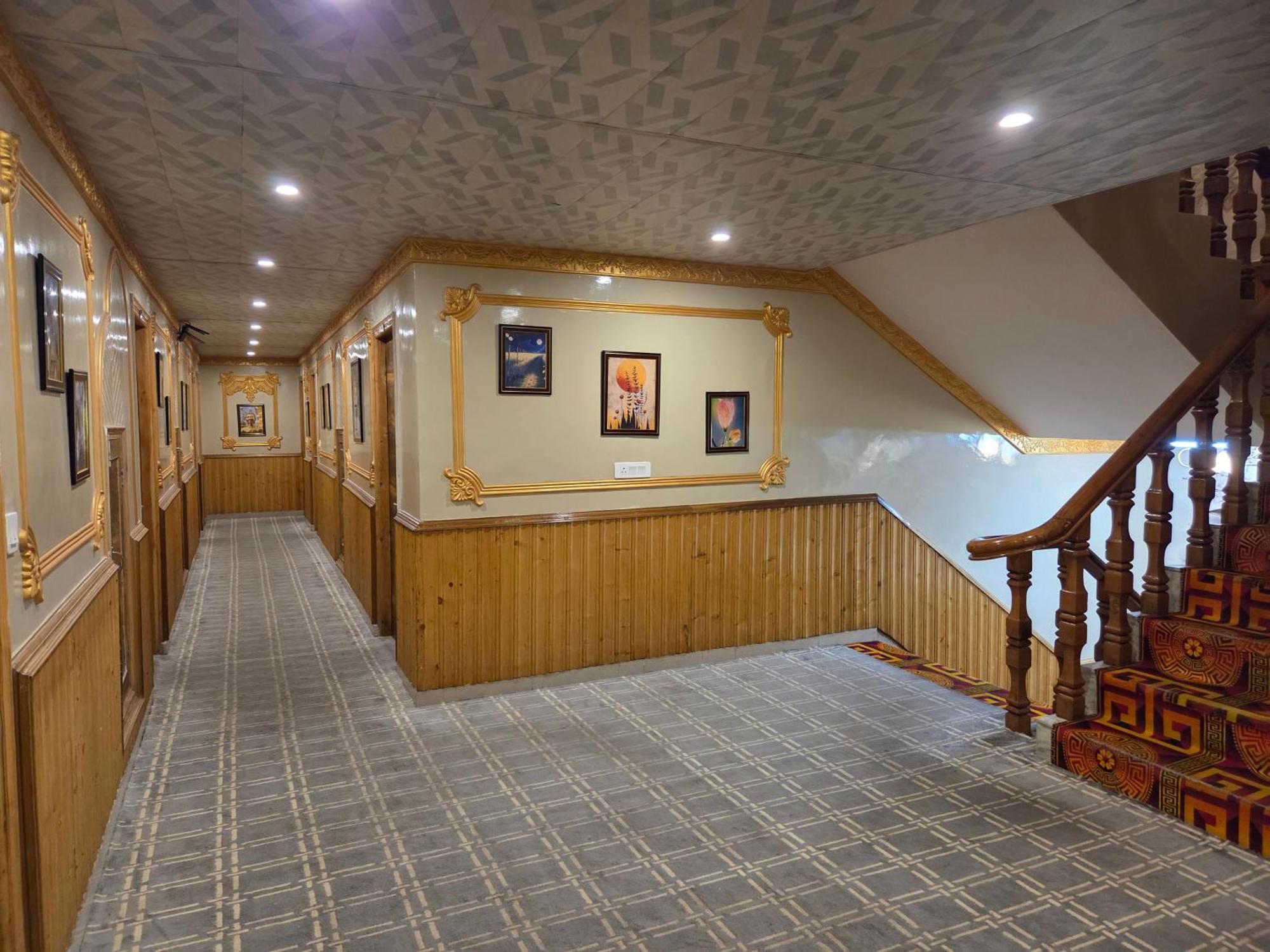 West Western #neartomallroad #24hourrestaurent #gym #lawn #playingzone #pooltable #kidsfriendly #mountainview #tabletennis #familyfriendly #privateparking Hotel Manali (Himachal Pradesh)