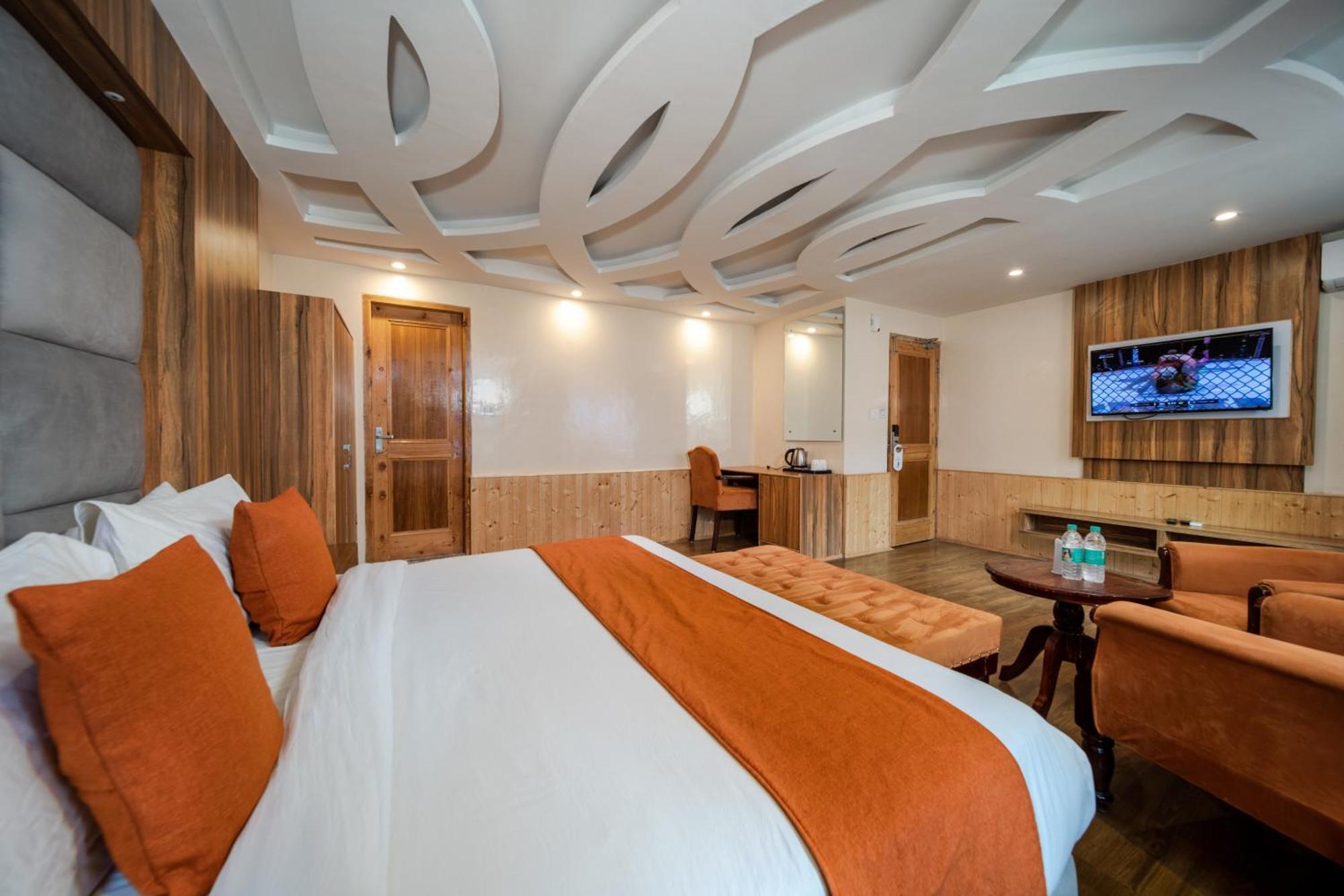 West Western #neartomallroad #24hourrestaurent #gym #lawn #playingzone #pooltable #kidsfriendly #mountainview #tabletennis #familyfriendly #privateparking Manali (Himachal Pradesh)