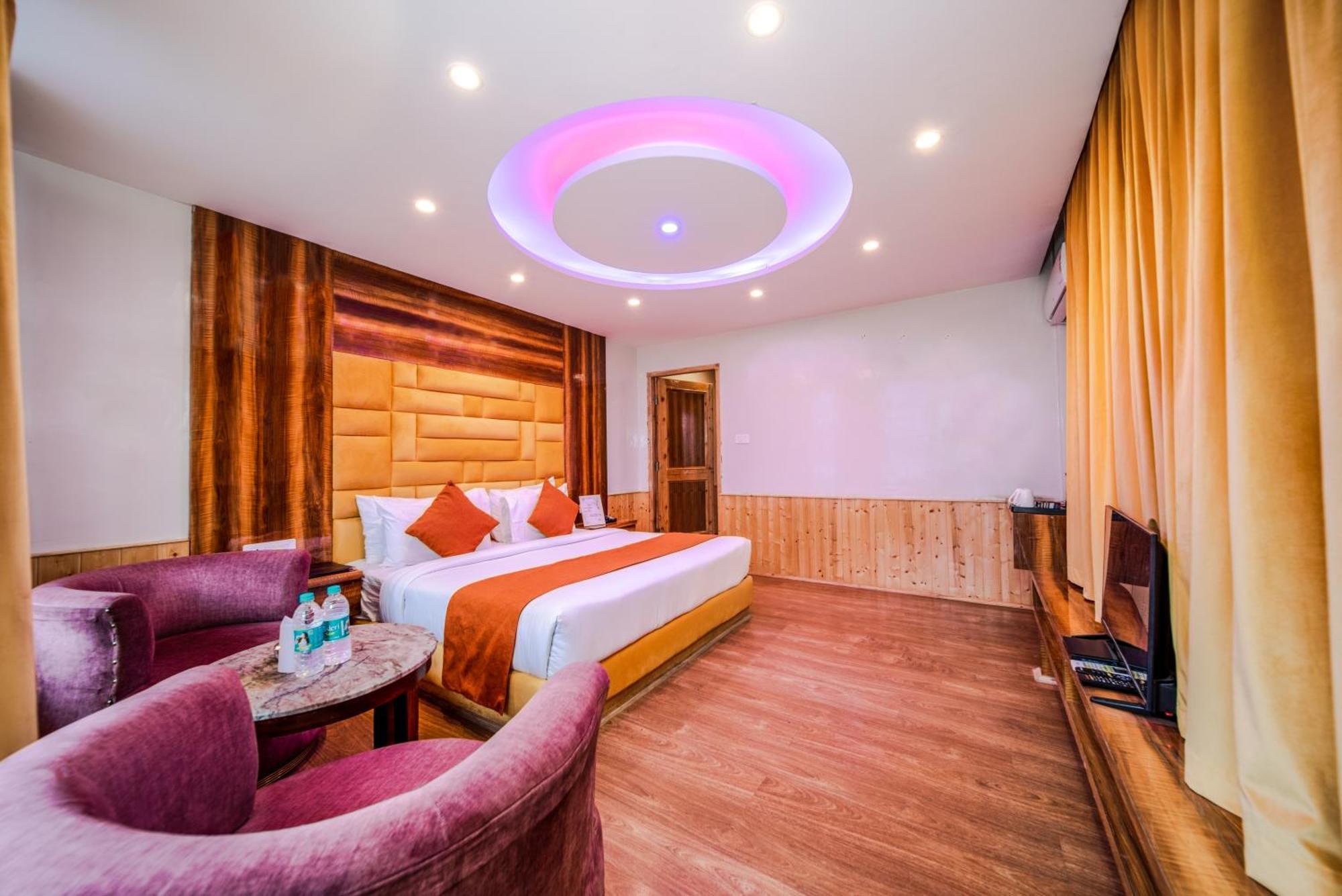 West Western #neartomallroad #24hourrestaurent #gym #lawn #playingzone #pooltable #kidsfriendly #mountainview #tabletennis #familyfriendly #privateparking Hotel Manali (Himachal Pradesh)